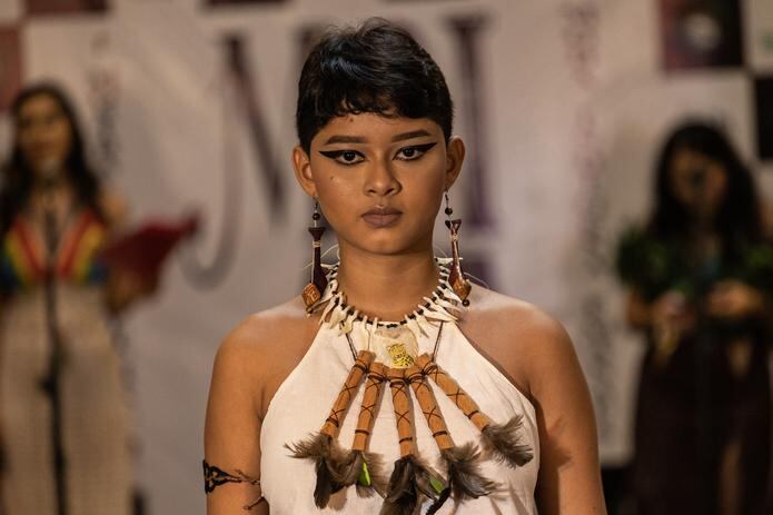 La modelo Vivian Tomas, del pueblo Baré, desfila durante la I Muestra Intercultural de Moda Indígena, en Manaos, en la Amazonía Brasileña. EFE/Raphael Alves

