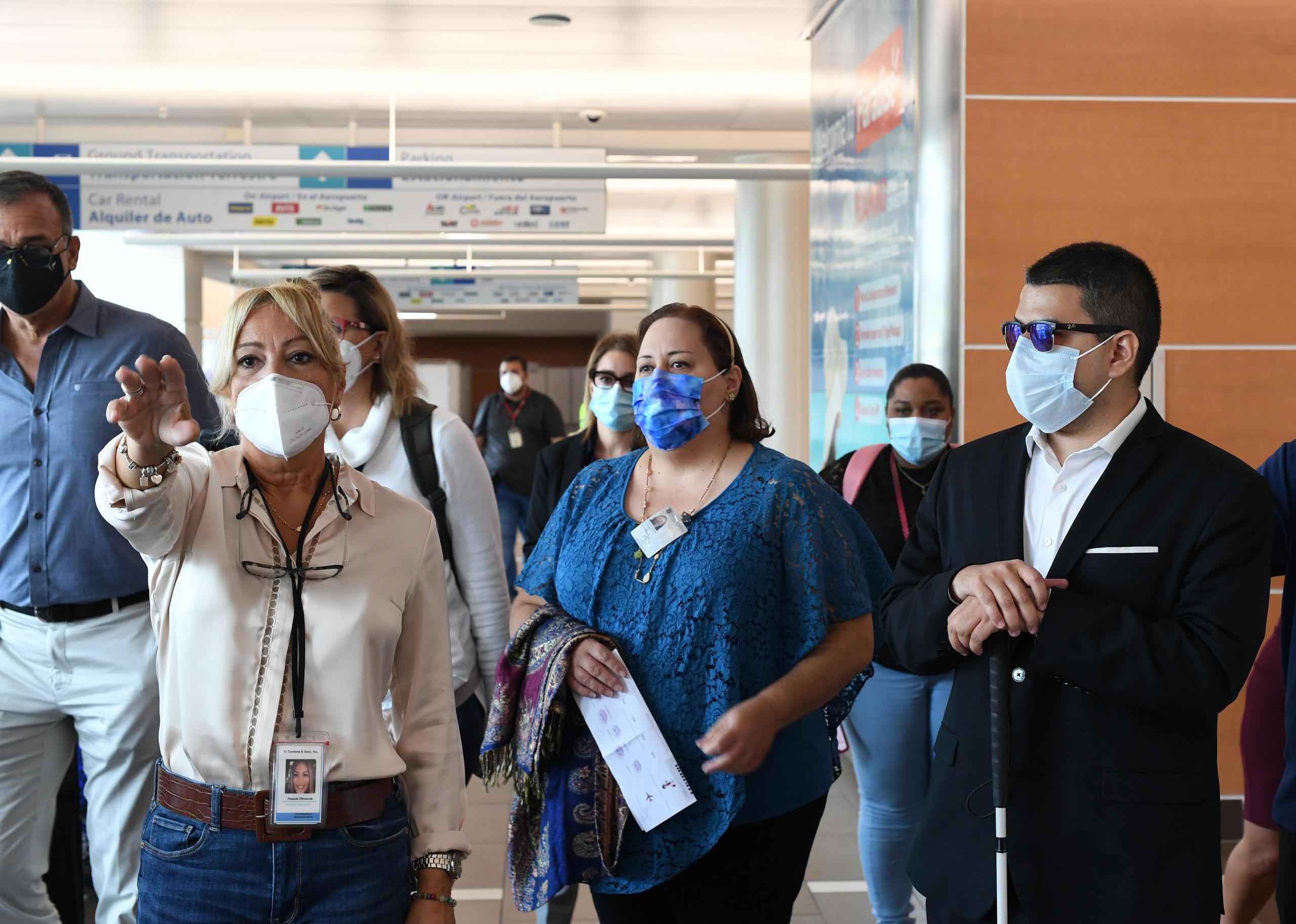 Francis Olivencia Rodríguez, coordinadora del programa de vigilancia de COVID-19 en el aeropuerto, junto a la epidemióloga Miriam Ramos, aseguró que el 100% de las personas que llegan a la isla completan la declaración de viajeros.