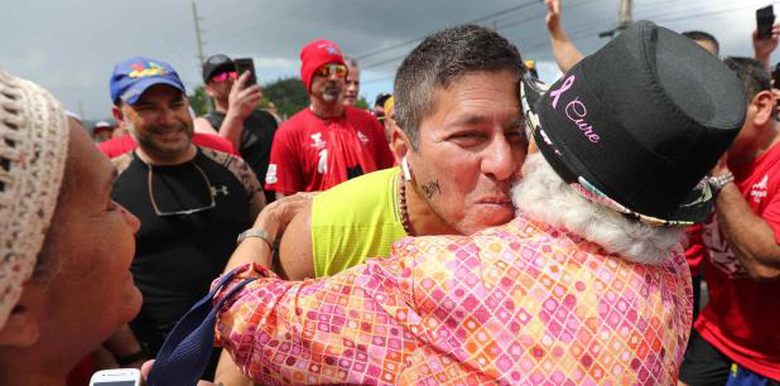 Raymond Arrieta abraza a Gloria Esther Delgado Santana, sobreviviente de cáncer. (Juan Luis Martínez / juan.martinez@gfrmedia.com)