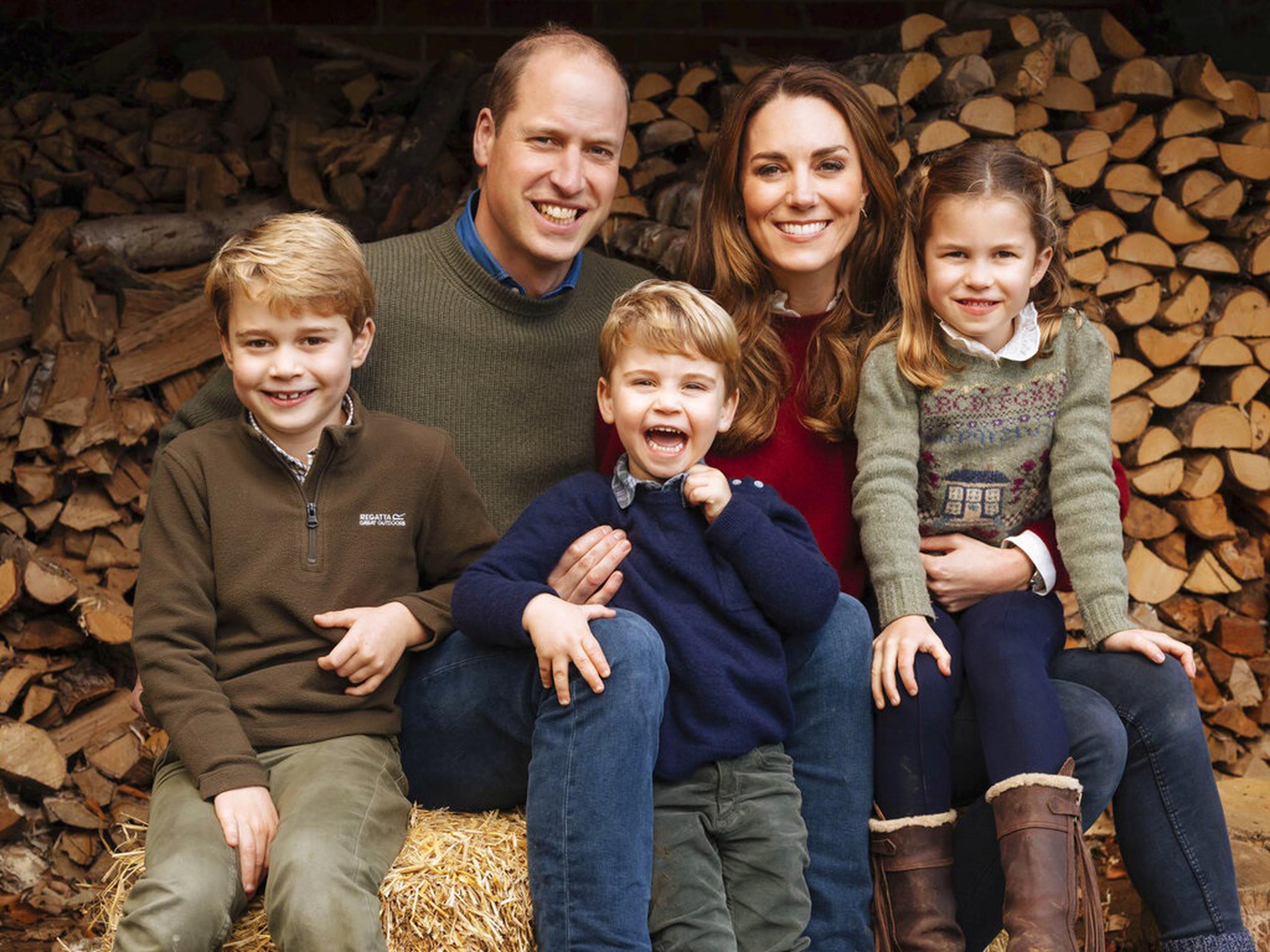 Esta imagen de otoño de 2020 proporcionada por el Palacio de Kensington el 16 de diciembre de 2020 muestra la tarjeta de Navidad de 2020 del príncipe William, Kate y sus hijos George Charlotte y Luis.