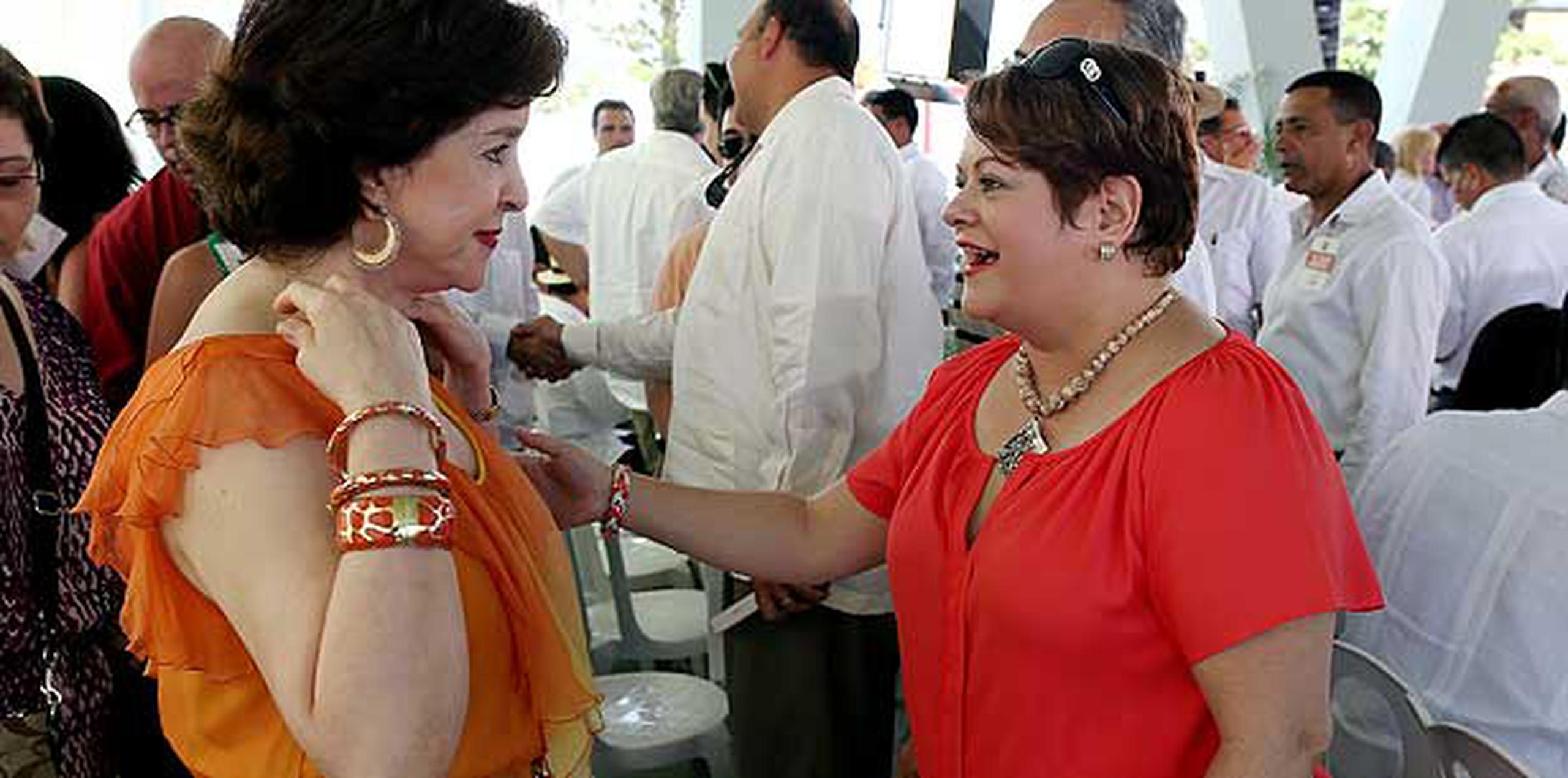 Sila María Calderón comparte con la secretaria de la Familia, Idalia Colón. (jose.madera@gfrmedia.com)