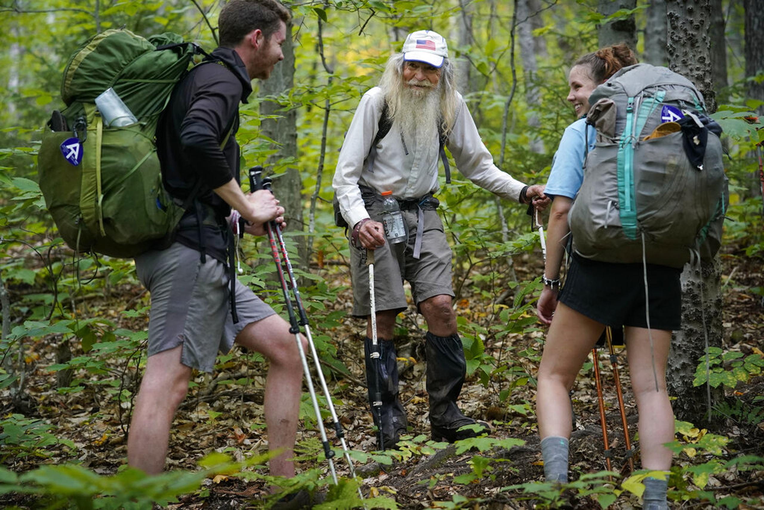M.J. Eberhart comparte información con un par de excursionistas el 12 de septiembre de 2021 en Gorham, New Hampshire.