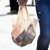 Un joven hizo compras en un supermercado y perdió el equilibrio al ver una de sus bolsas