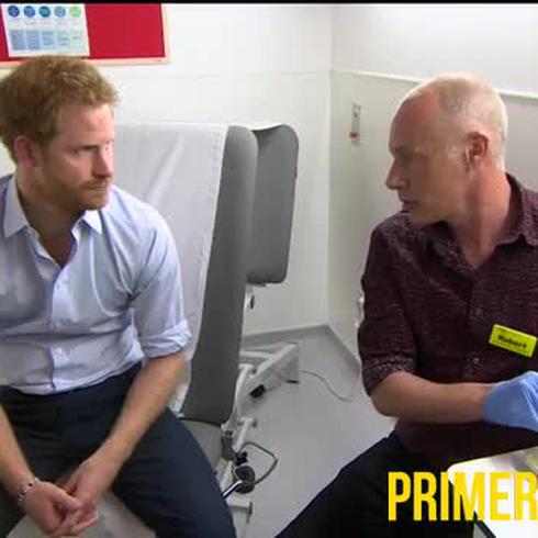 Príncipe Harry se hace la prueba de VIH en vivo
