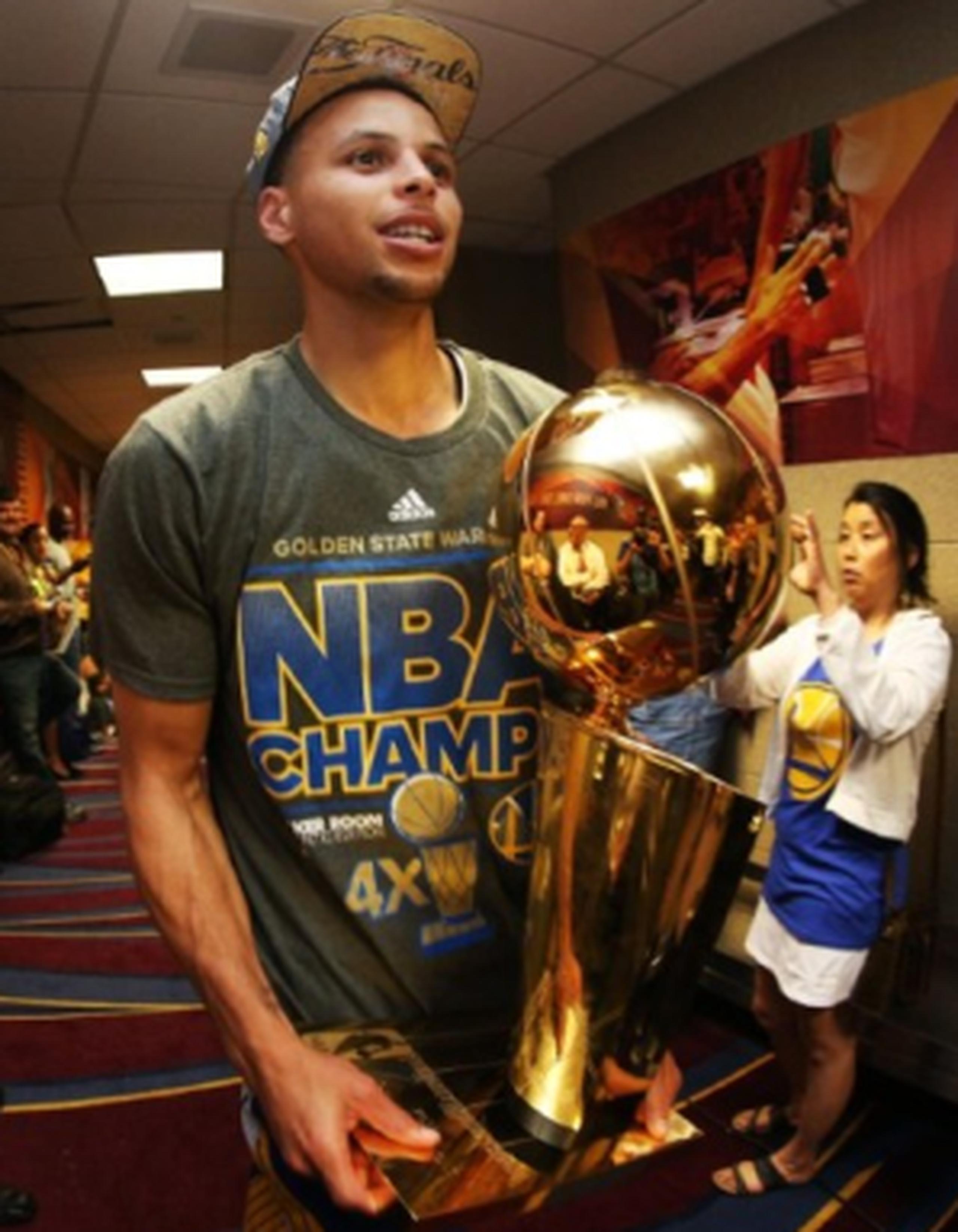 Stephen Curry carga con orgullo el trofeo de campeón de la NBA luego de que los Warriors ganaran la final contra los Cavaliers de Cleveland en seis partidos. (AFP / Getty Images / Erza Shaw)