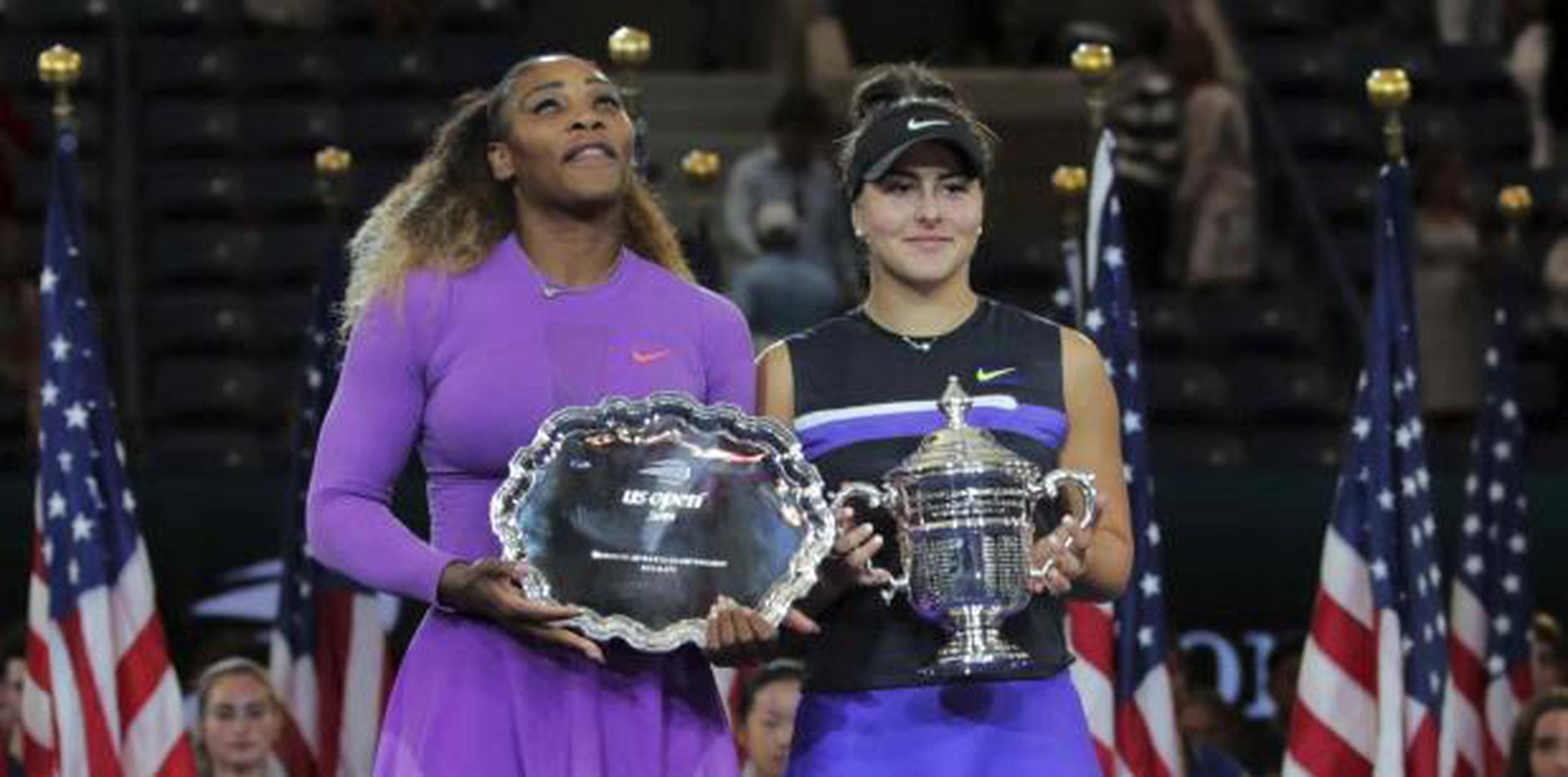 Serena Williams y Bianca Andreescu con sus trofeos (AP Photo/Charles Krupa)