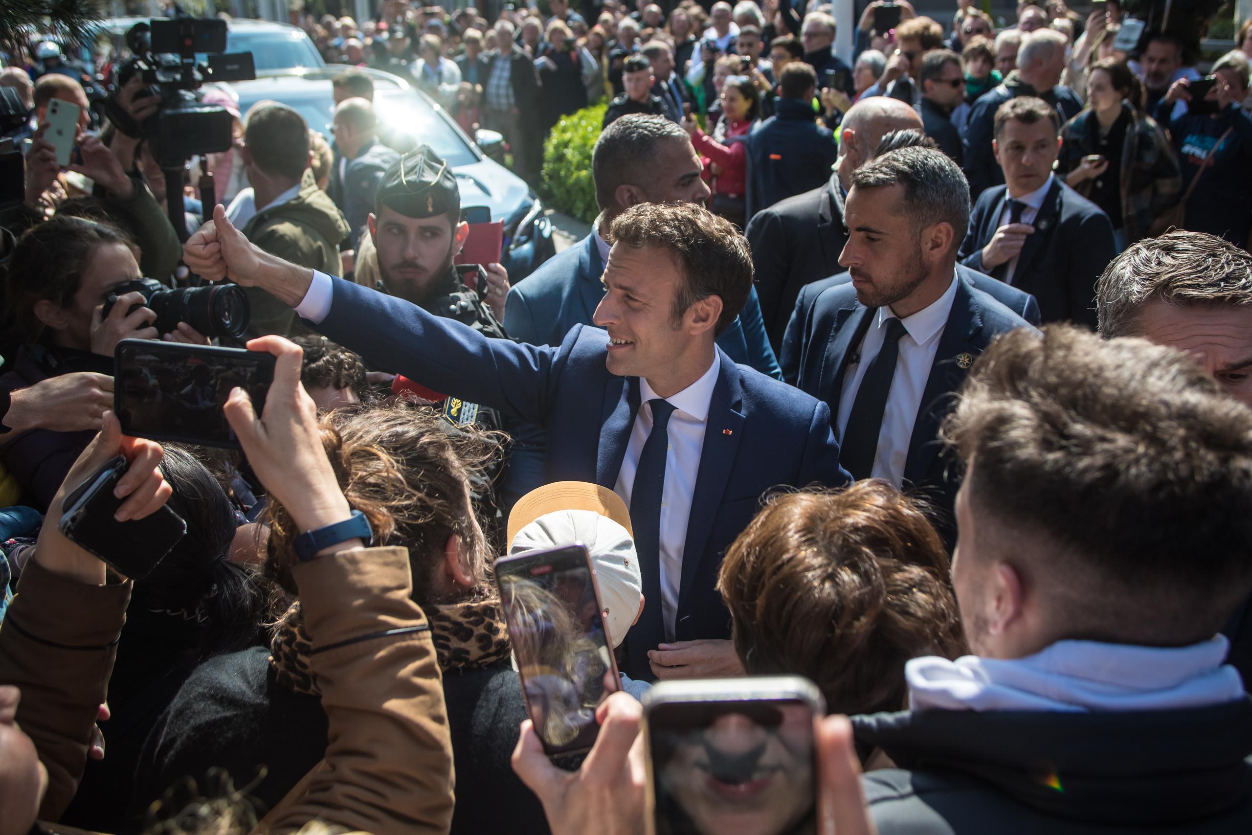 El presidente francés y candidato a la reelección Emmanuel Macron saluda a la gente antes de acudir al colegio electoral en la segunda vuelta de las elecciones presidenciales francesas, en Le Touquet, Francia. (EFE/EPA/Christophe Petit Tesson)