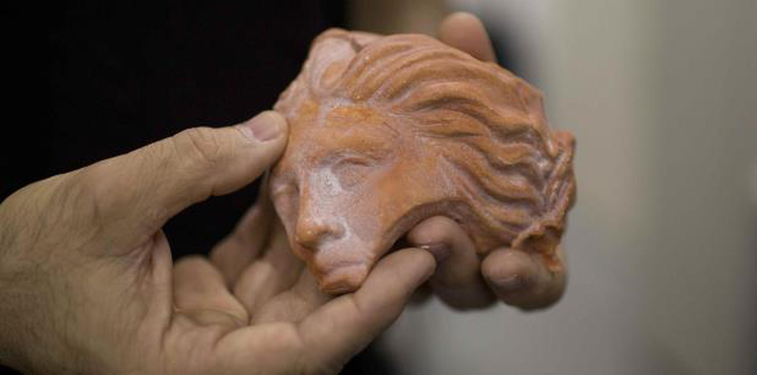Jorge Lopes, investigador de la Pontificia Universidad Católica, muestra una impresión 3D de una pieza griega que perteneció al museo. (AP / Silvia Izquierdo)