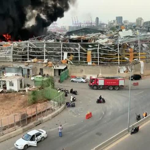 Gigantesco fuego en puerto de Beirut 
