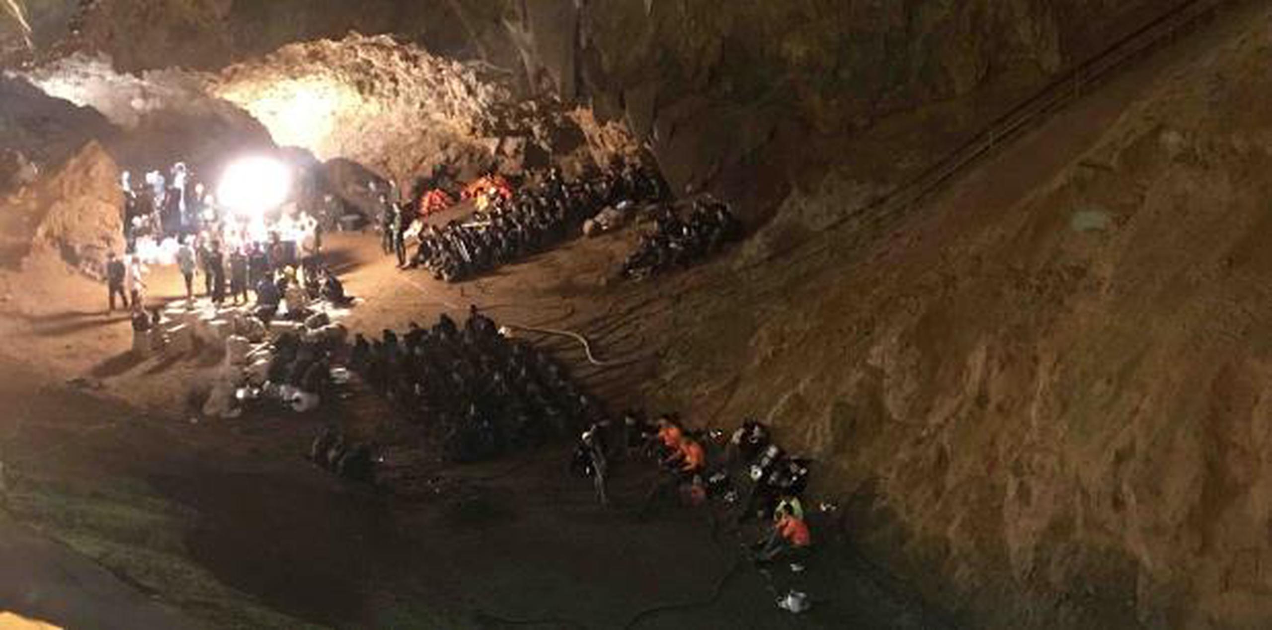 Los niños y su entrenador ingresaron al complejo de cavernas Tham Luang después de una práctica futbolística y rápidamente quedaron atrapados en el interior debido a una inundación. (AP / Tassanee Vejpongsa)