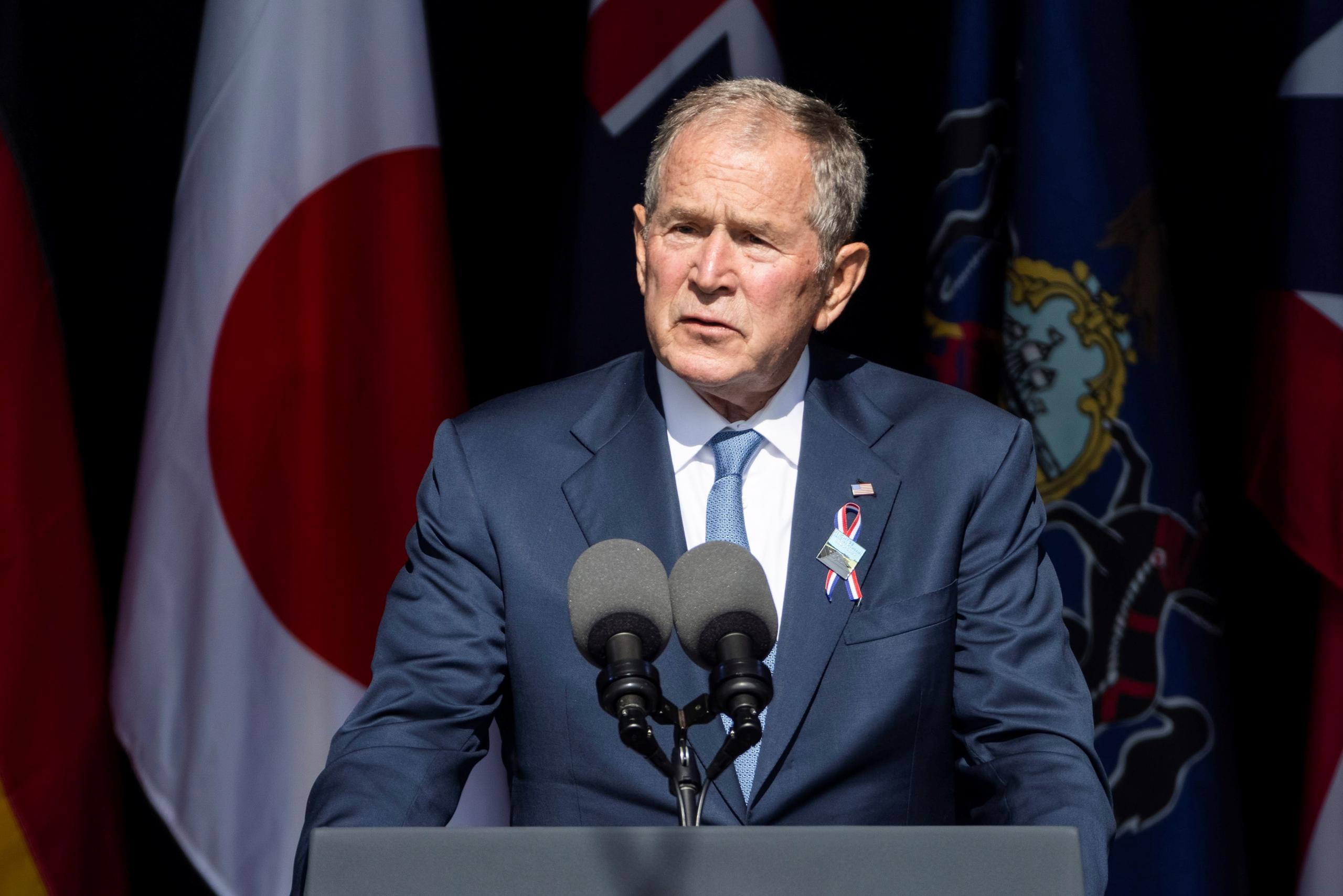 En el vigésimo aniversario del 11 de septiembre, el ex presidente de los Estados Unidos, George W Bush, habla desde una ceremonia oficial en el Monumento Nacional del Vuelo 93 en Shanksville, Pensilvania.