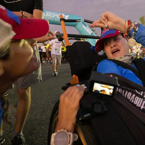 “Te amo”: madre e hija en silla de ruedas lloran al completar el Puerto Rico 10K Run