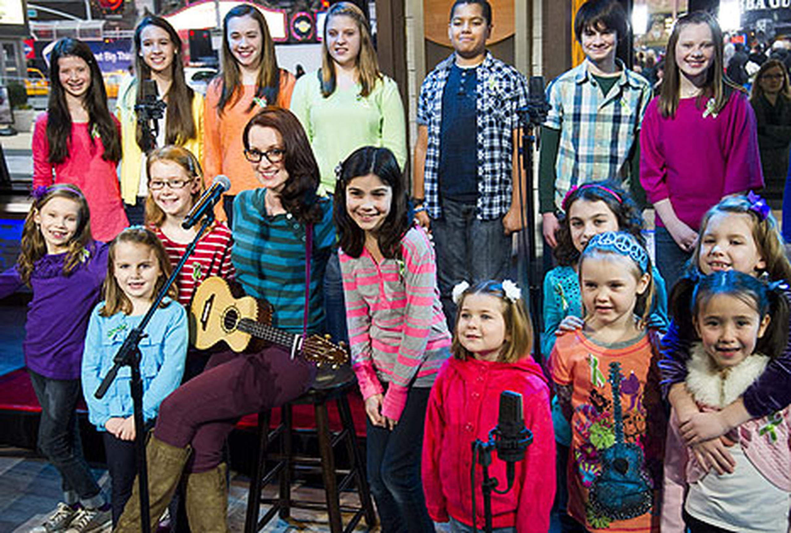 Veintiún niños de Newtown, Connecticut, interpretaron la canción hoy con la cantautora Ingrid Michaelson en el programa "Good Morning America" de ABC. (AP)