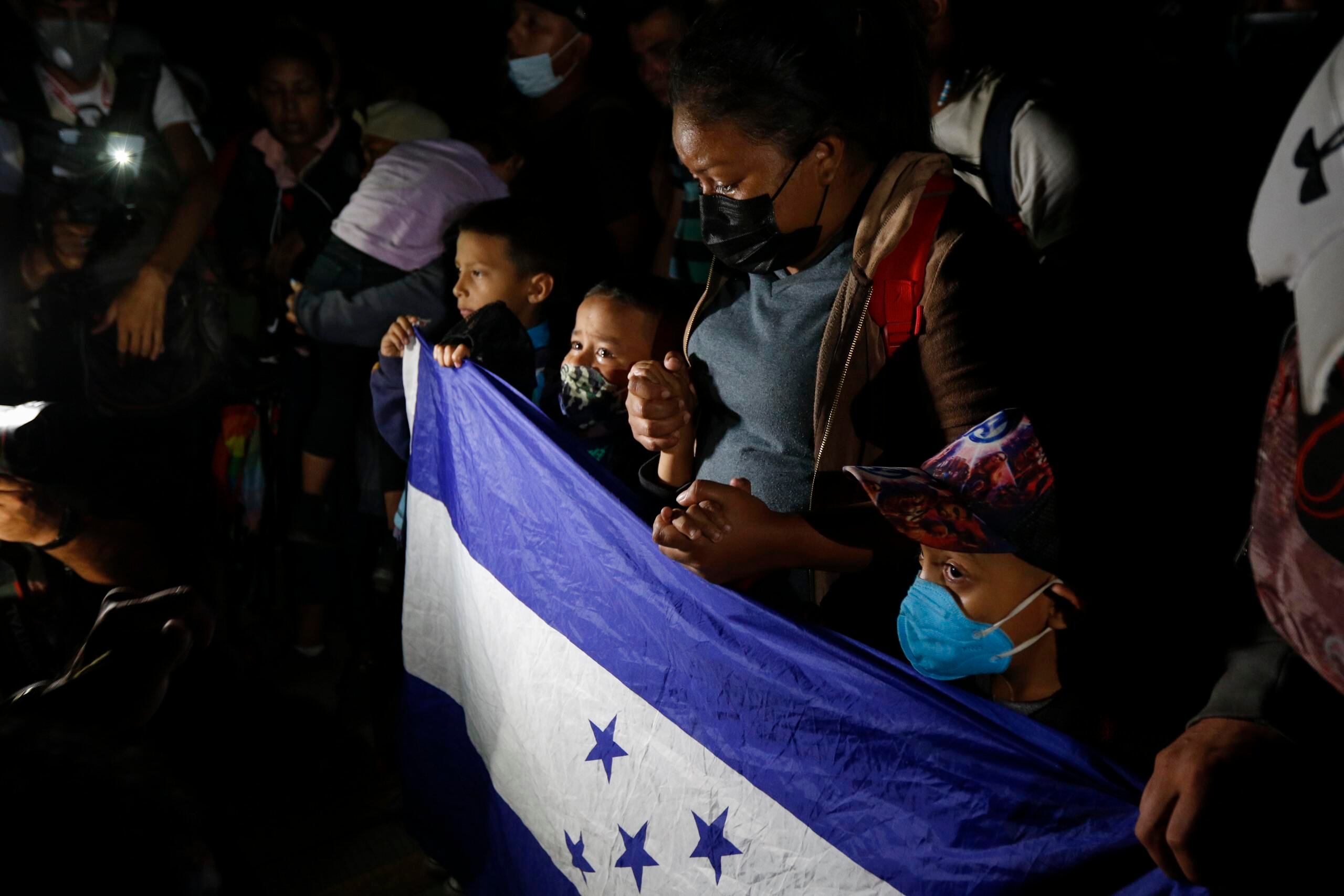 Una muchedumbre calculada entre 2,000 y poco más de 4,000 hondureños llegó a la frontera con Guatemala, donde la policía no consiguió impedir su paso.
