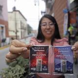 Artesanos del centro de México muestran ingenio y venden la ceniza del volcán Popocatépetl