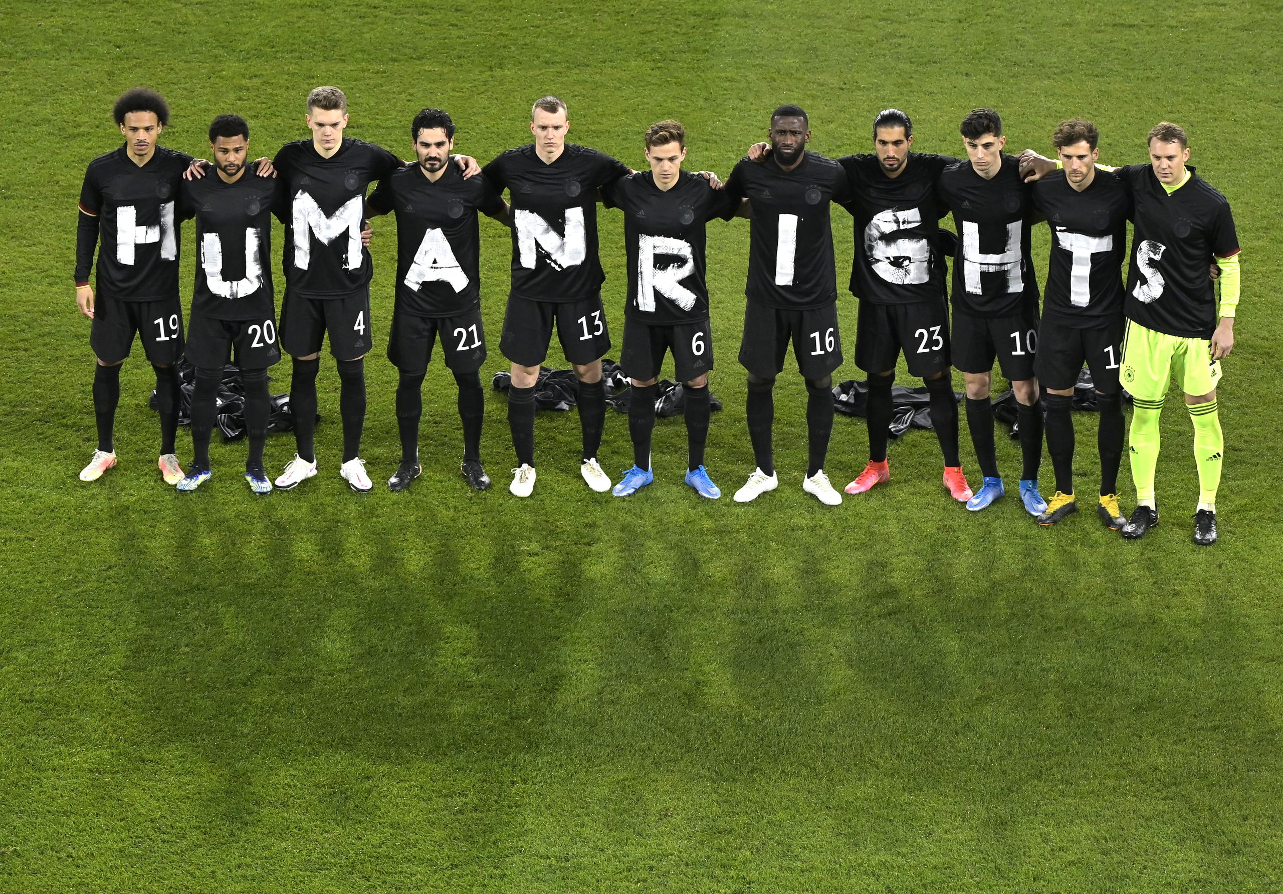Los jugadores de Alemania salieron al terreno con camisas en reclamo a los derechos humanos.