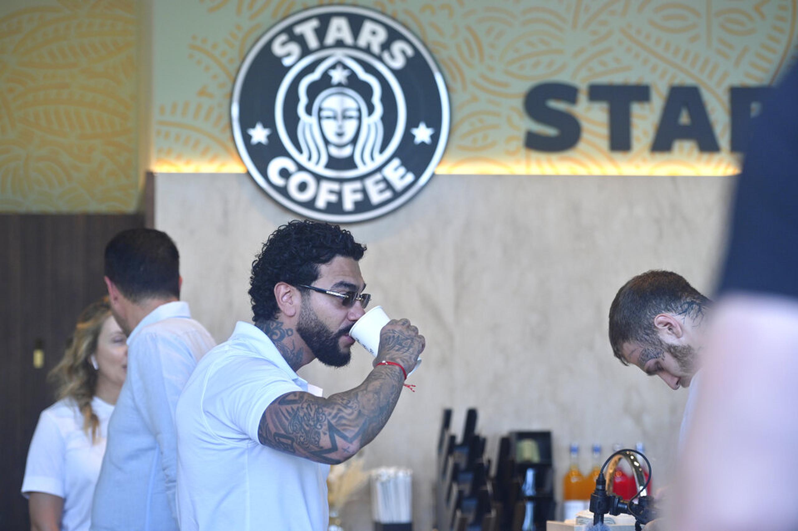 El cantante y empresario ruso Timur Yunusov, mejor conocido como Timati, toma café en la cafetería Stars Coffee recién inaugurada en Moscú el 18 de agosto de 2022.