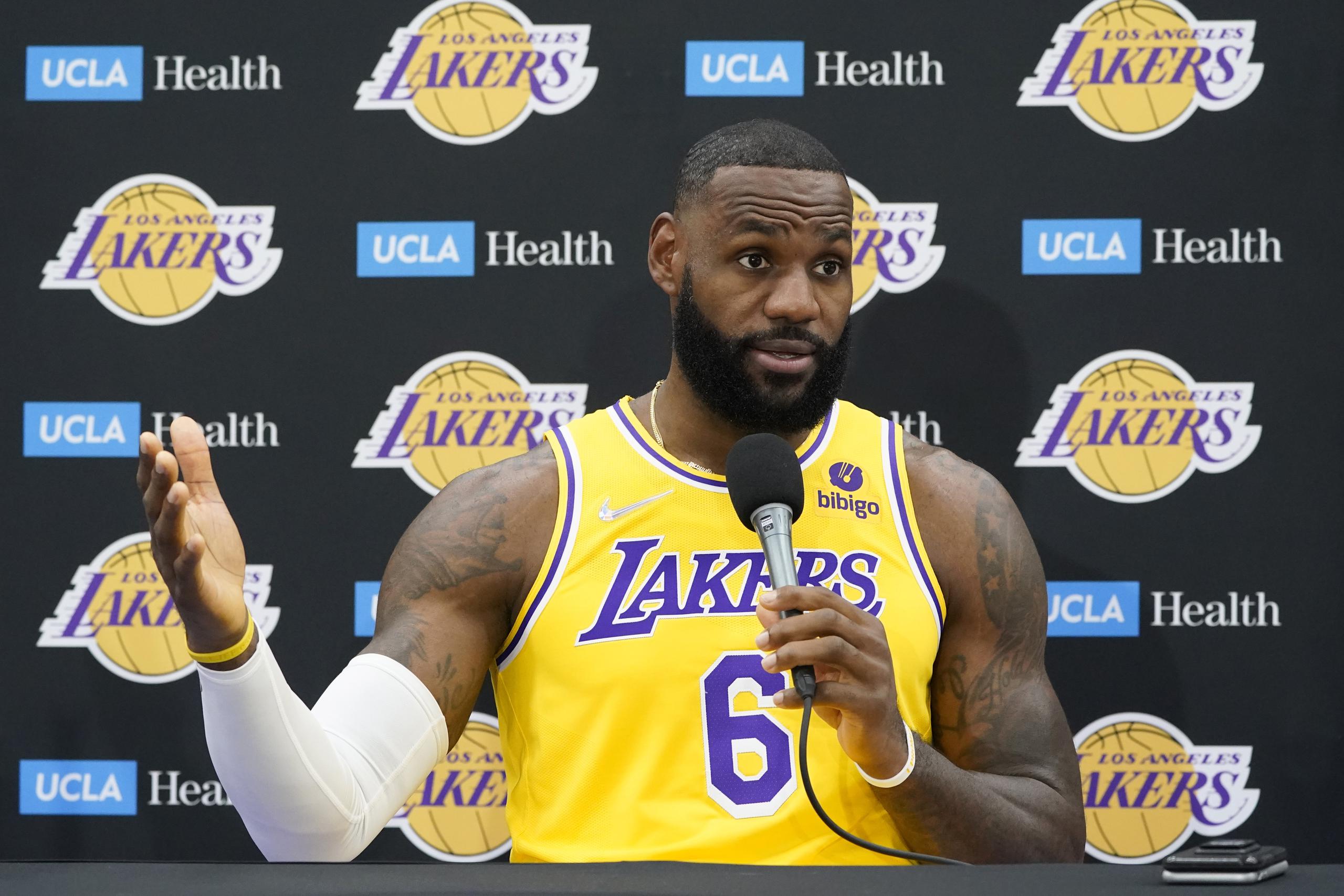 El alero de los Lakers de Los Ángeles, LeBron James, está a poco más de 1,000 puntos de alcanzar al inactivo Karl Malone en el segundo lugar de los más anotadores en la NBA.   (AP Photo/Marcio Jose Sanchez)