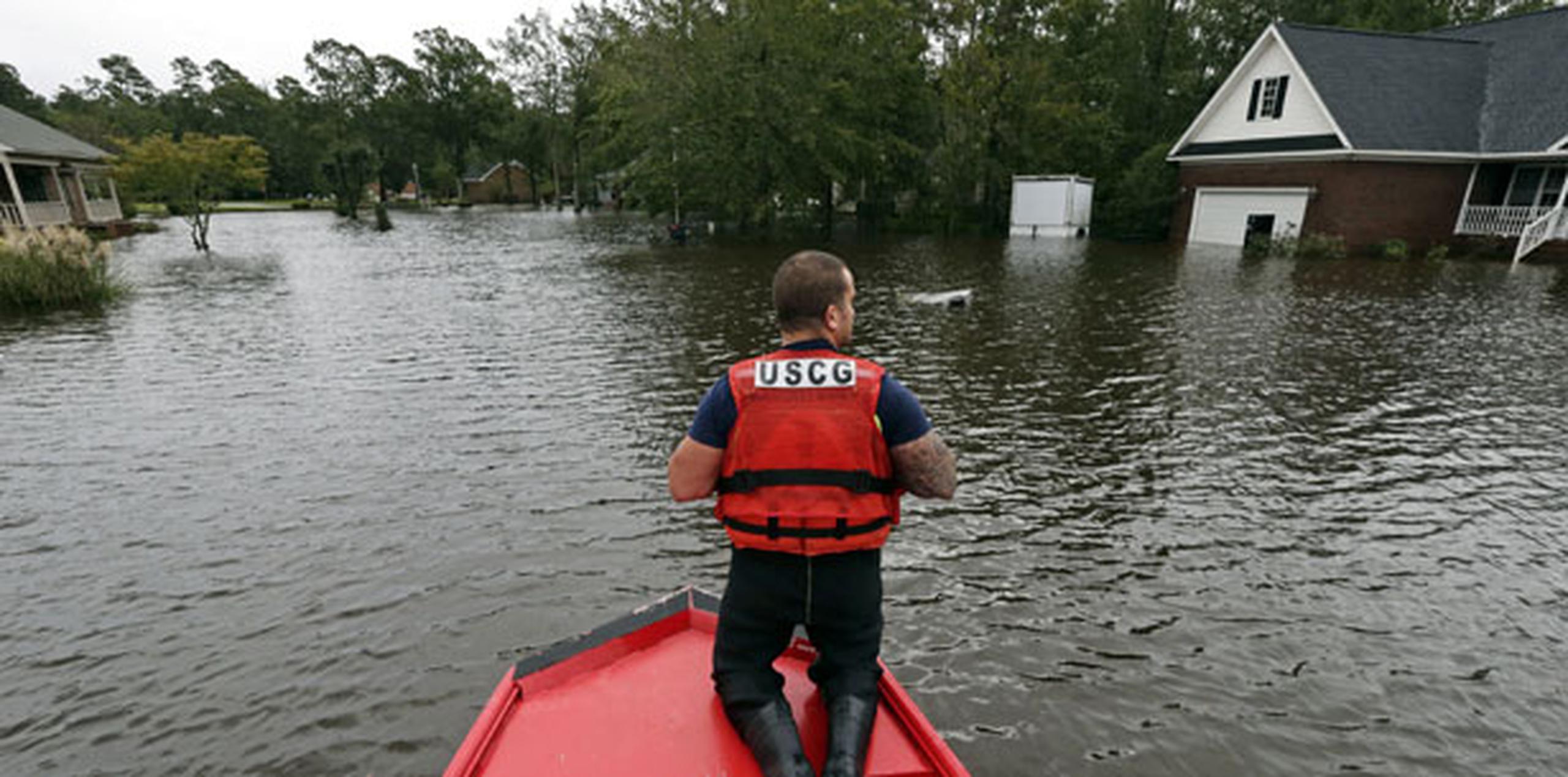 Miles de personas fueron desalojadas por temor a que en los próximos días puedan ocurrir las peores inundaciones en la historia de Carolina del Norte. (AP)