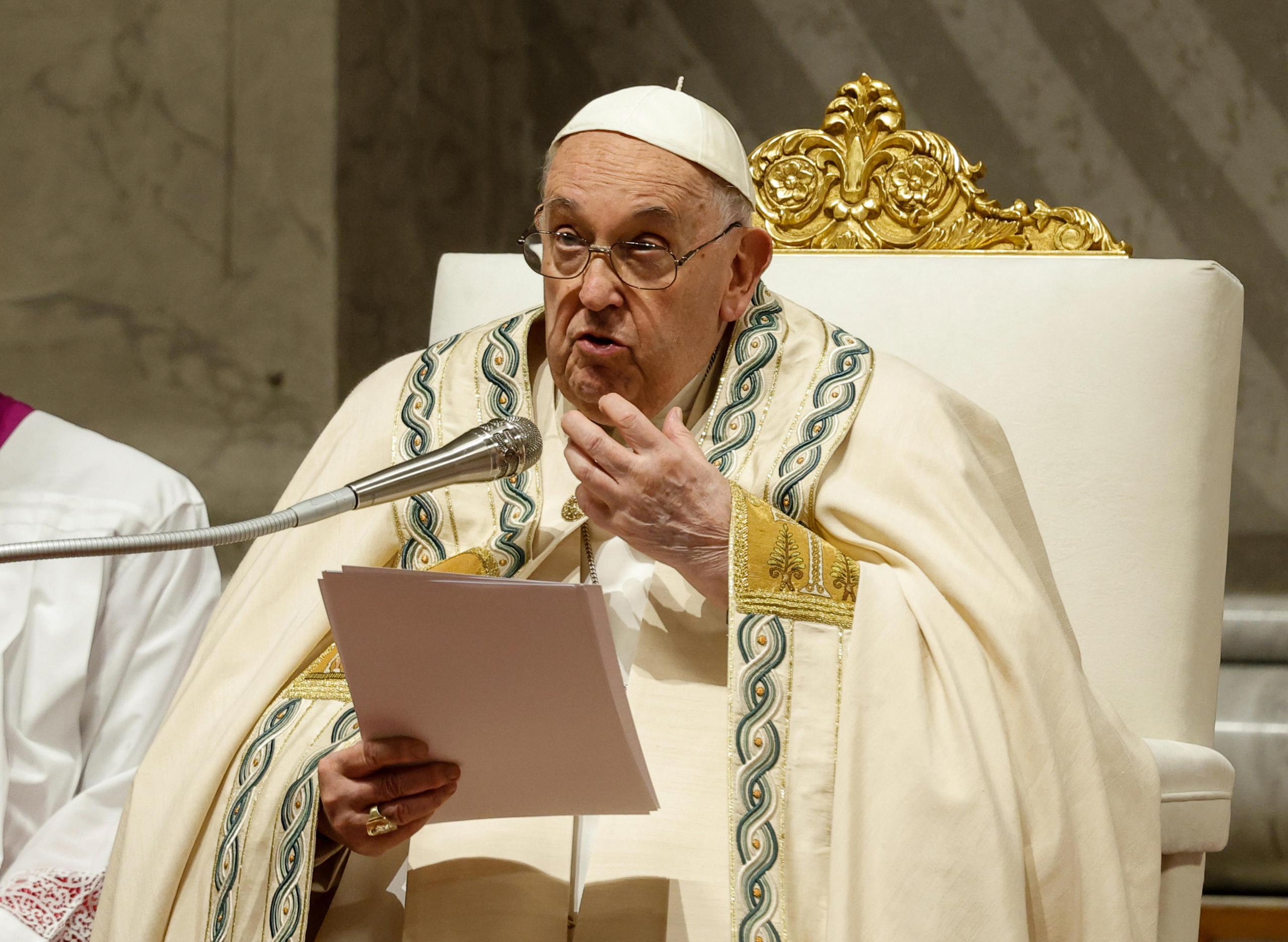 El papa Francisco presidió este sábado, 30 marzo de 2024, la misa de la Vigilia Pascual en la basílica de San Pedro del Vaticano. (EFE/EPA/Giuseppe Lami)