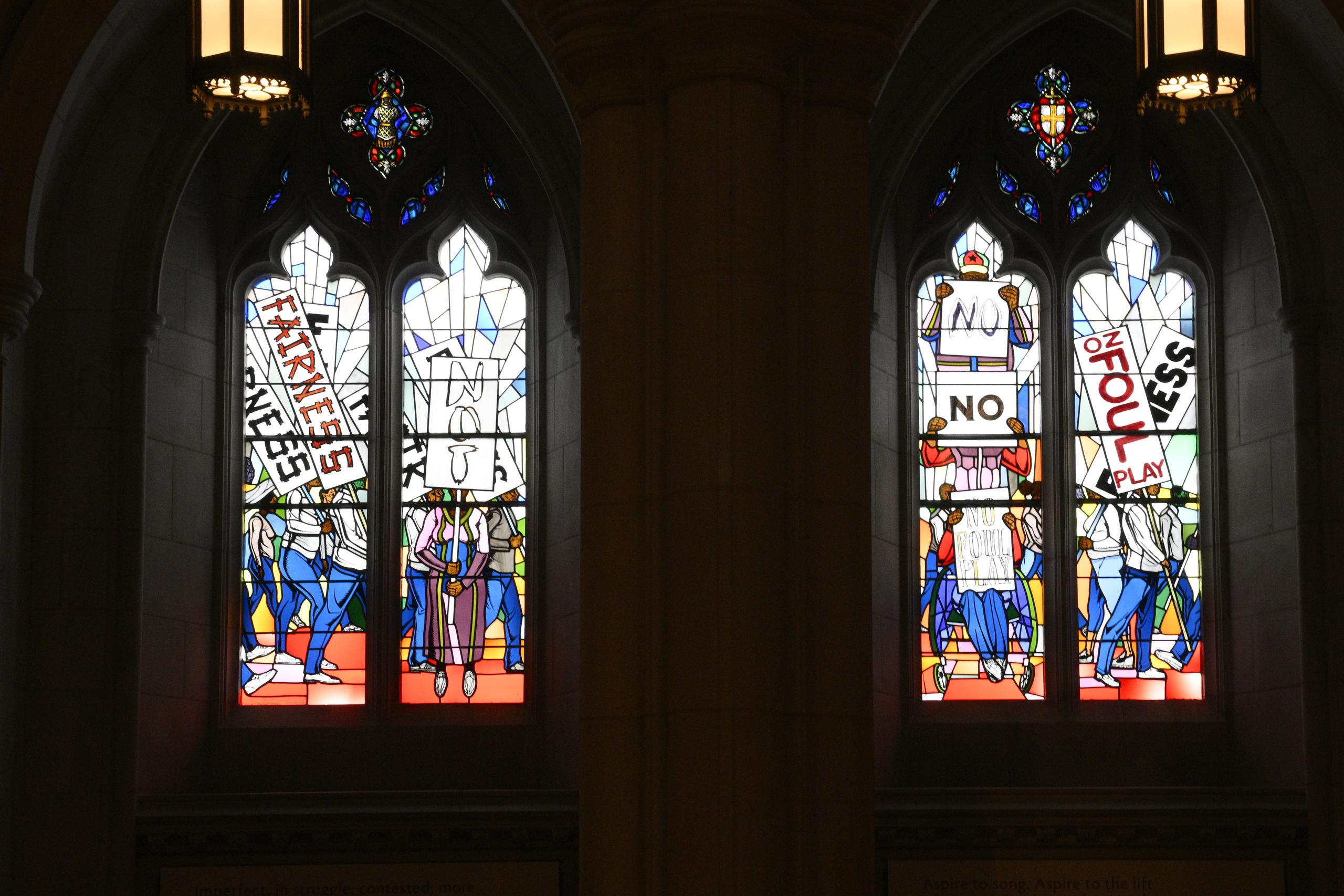 Los nuevos vitrales, intitulados “Ahora y Siempre”, se basan en un diseño del artista Kerry James Marshall. El artesano vidriero Andrew Goldkuhle elaboró los vitrales conforme a ese diseño.
