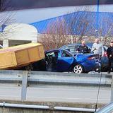 Muere mujer tras rótulo de restaurante caer encima de su auto en Kentucky