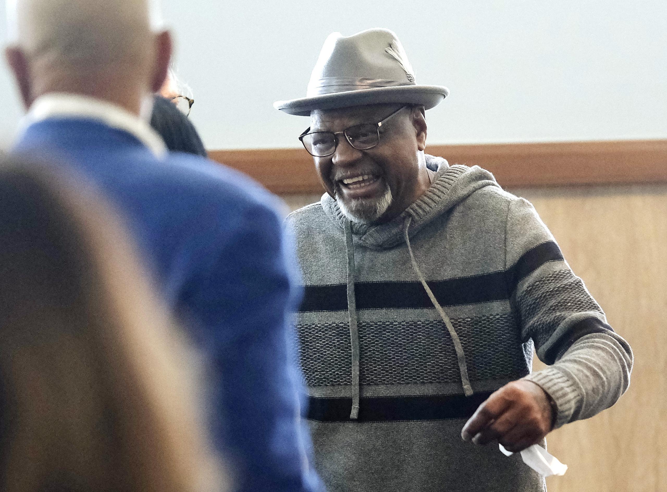 Simmons cumplió 48 años, un mes y 18 días desde su condena, lo que le convierte en el preso estadounidense que más tiempo lleva en la cárcel en ser exonerado.