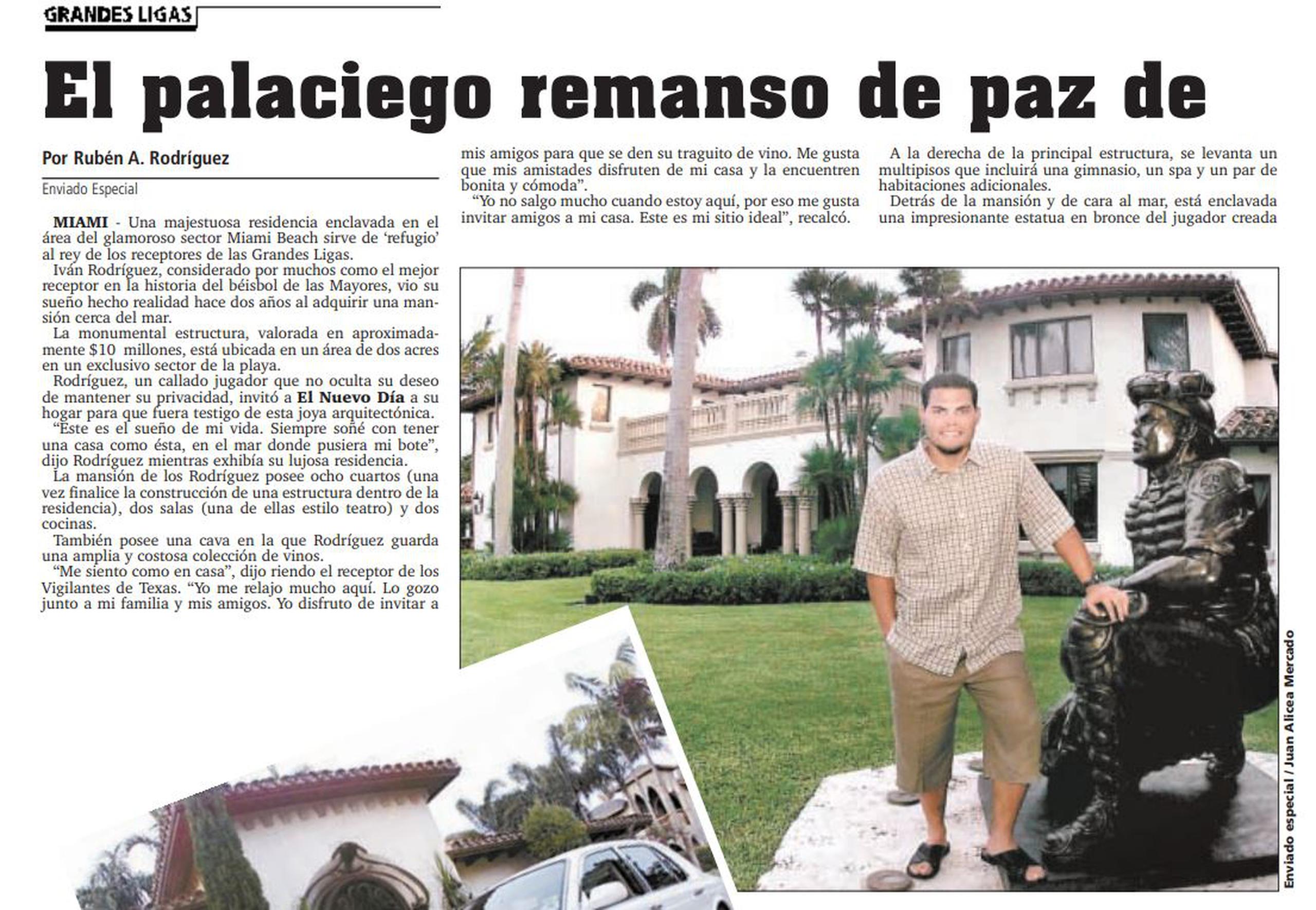 Iván Rodríguez posó junto a la estatua que acaba de ser develada en Texas, cuando esta estuvo engalanando el patio de su mansión de Miami Beach, en el 2002. La foto formó parte de un reportaje que le hizo entonces El Nuevo Día en su residencia. 
