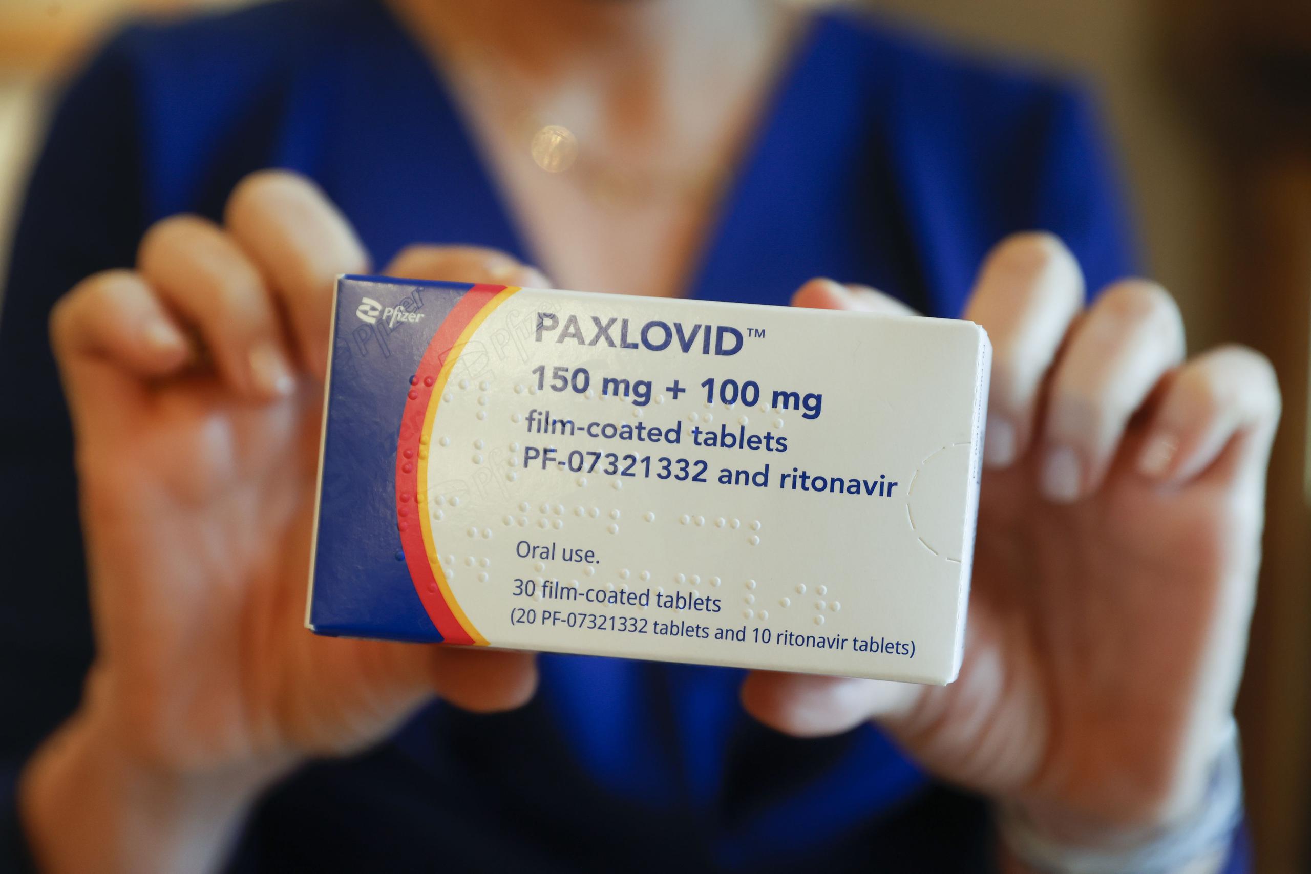 Aunque el Paxlovid se encuentra disponible para una mayoría de la población, expertos de salud aseguran que el mismo no genera beneficios significativos en los jóvenes adultos.