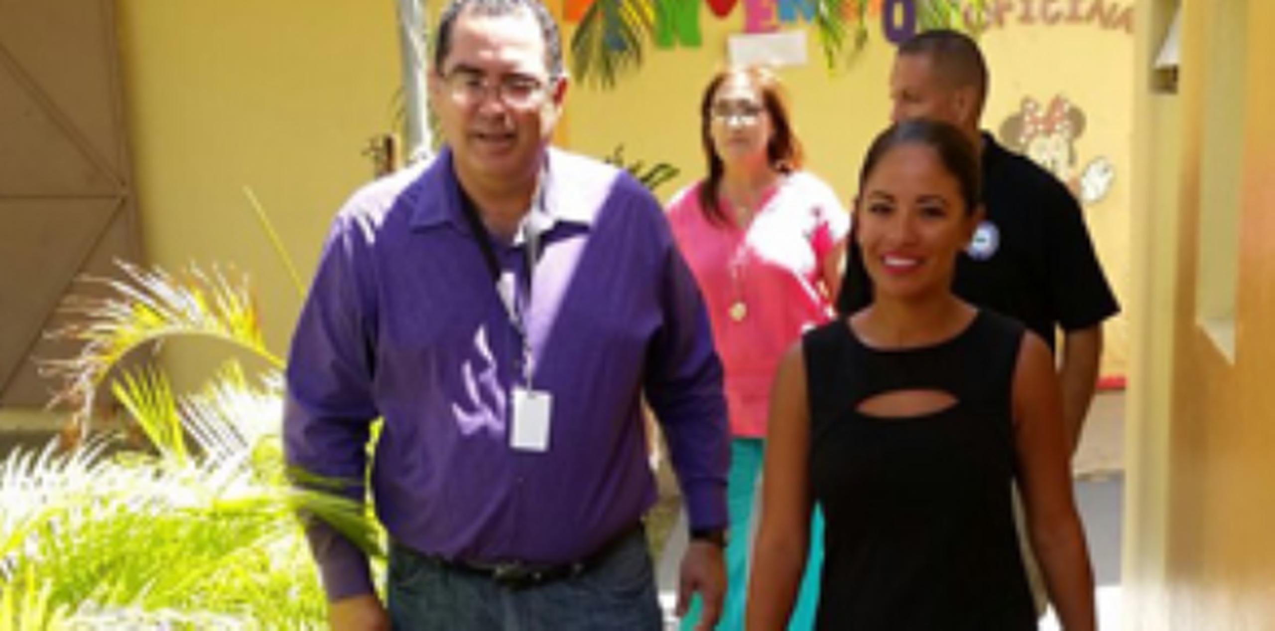 La alcaldesa de Salinas, Karilyn Bonilla Colón, visitó hoy escuelas impactadas por el plan de racionamiento. (Archivo)