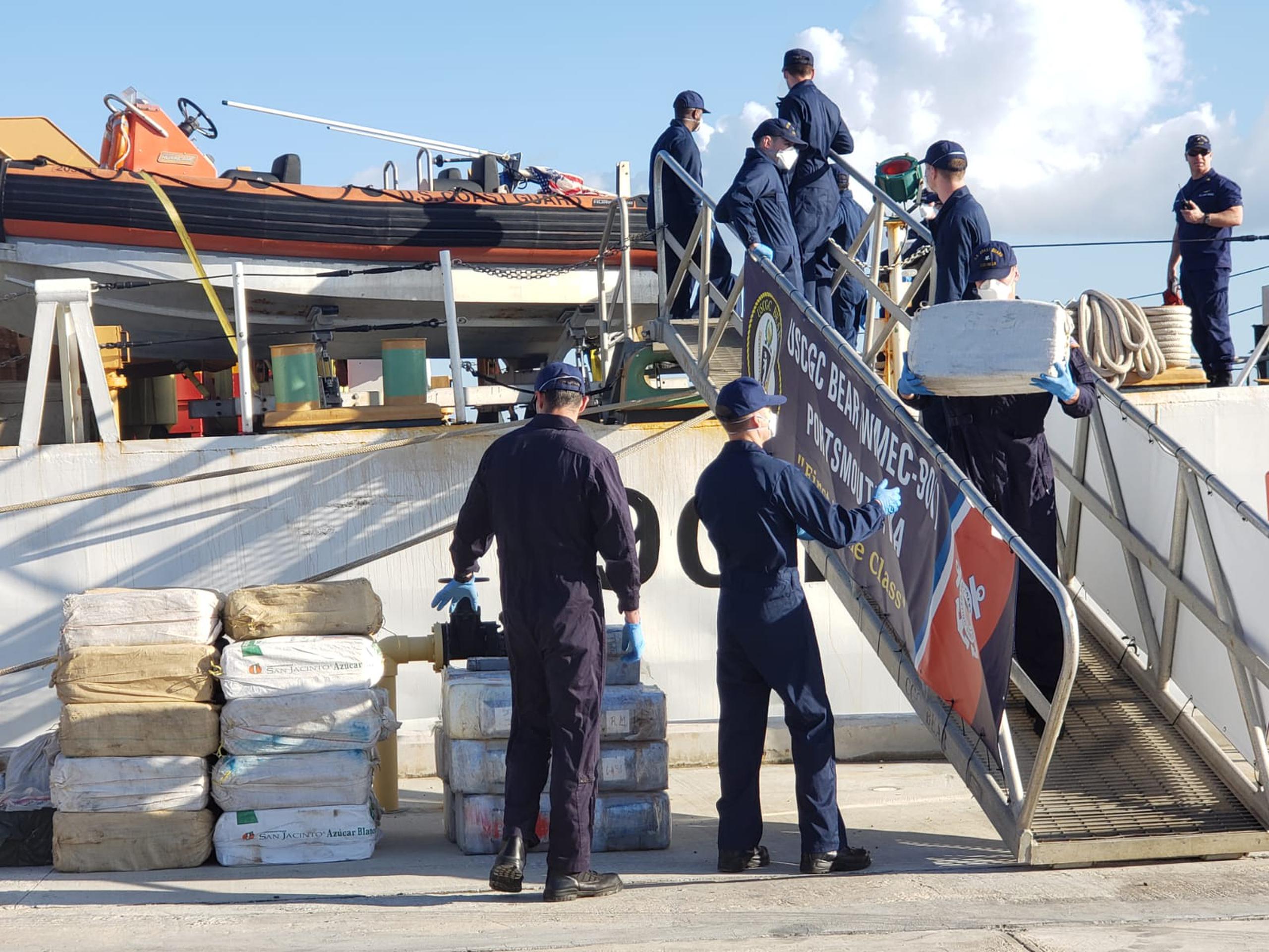 Los kilos de cocaína están siendo descargados en la Base Naval del Viejo San Juan.