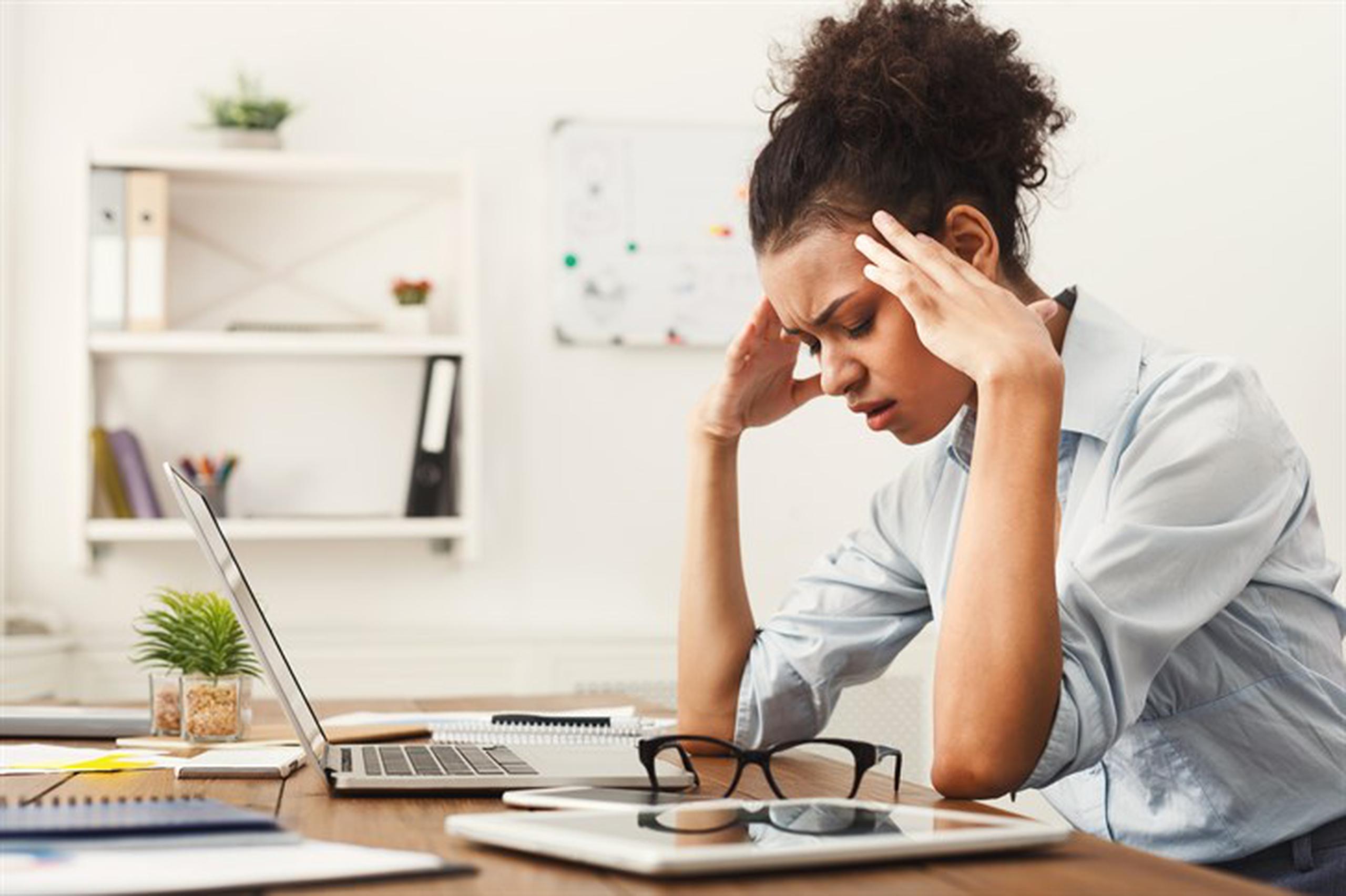 Para evaluar el índice de experiencia negativa, Gallup preguntó a las personas si habían experimentado sentimientos como dolor físico, preocupación, tristeza, estrés o ira. (Shutterstock)