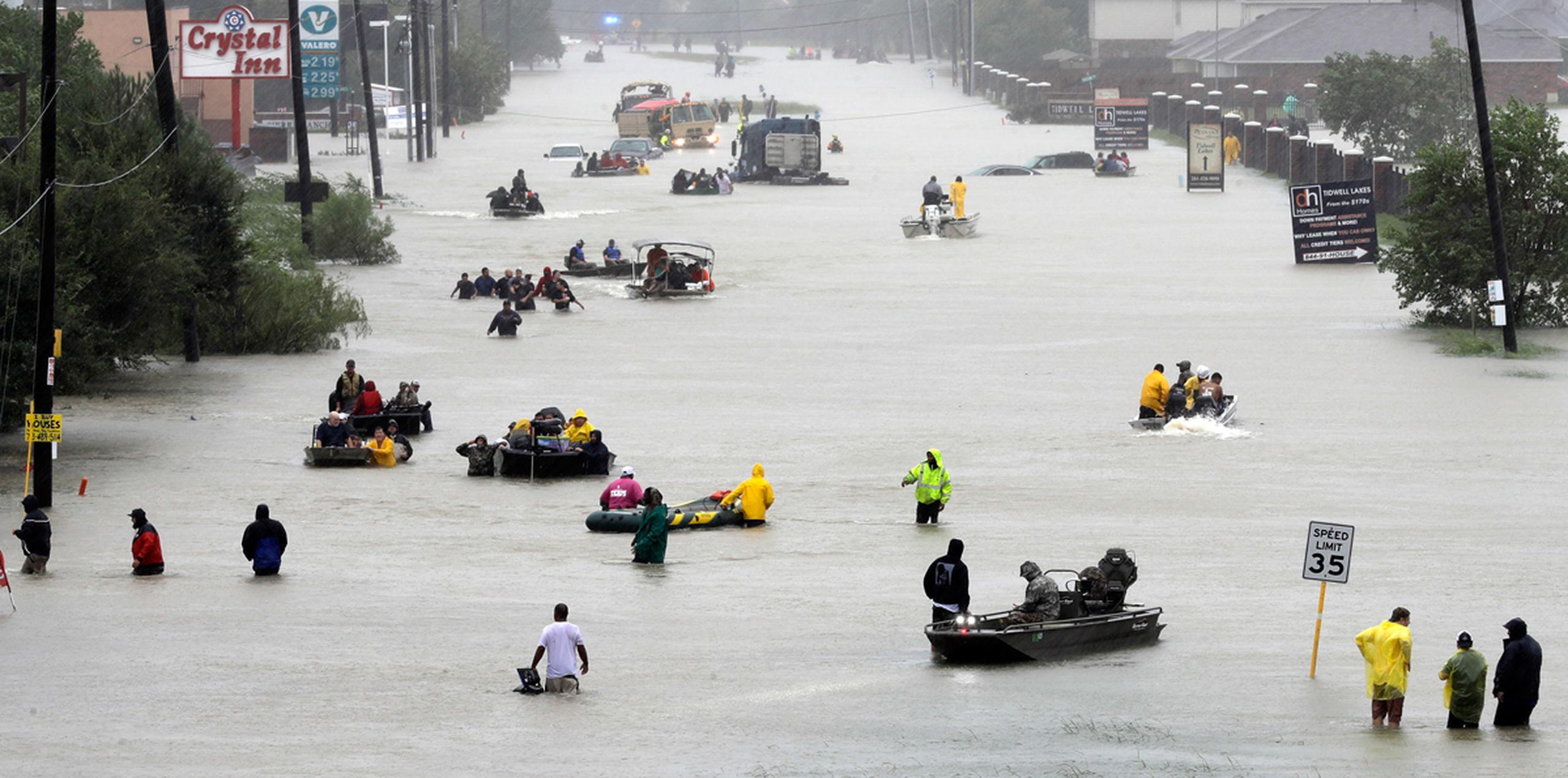Botes de rescate llenan una calle inundada mientras se evacúa a víctimas de las inundaciones provocadas por la tormenta tropical Harvey. (AP)