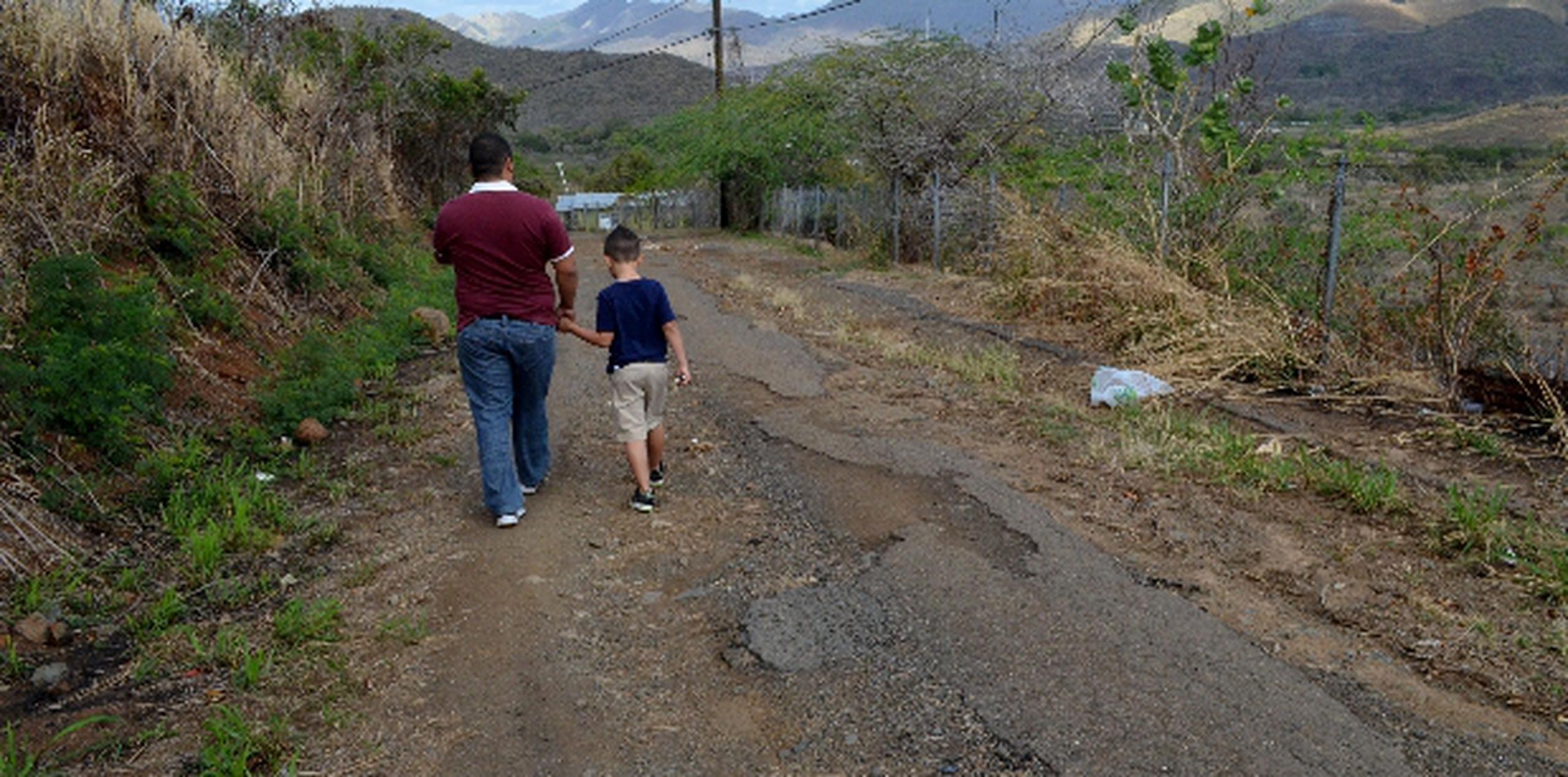 En Rancho Guayama, los residentes pasan una odisea para llegar a sus casas debido a las pésimas condiciones de la carretera. (Para Primera Hora / Edgar Vázquez Colón)