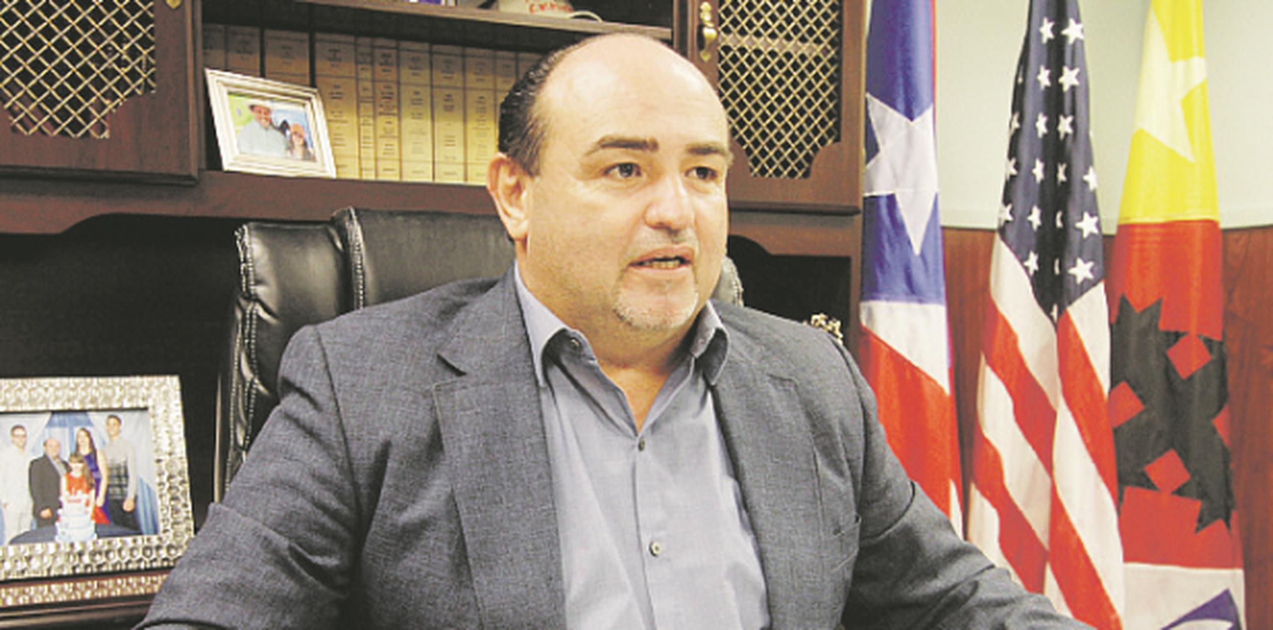 El alcalde Manuel “Gabina” Santiago dijo que los propios comerciantes le sugirieron que se implemente el cobro por el recogido de basura. (PARA SUROESTE / GERARDO CASTILLO)