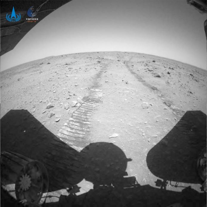 El “Zhurong” ha estado operando en la superficie del planeta rojo durante 42 días marcianos y se ha desplazado unos 774 pies.
