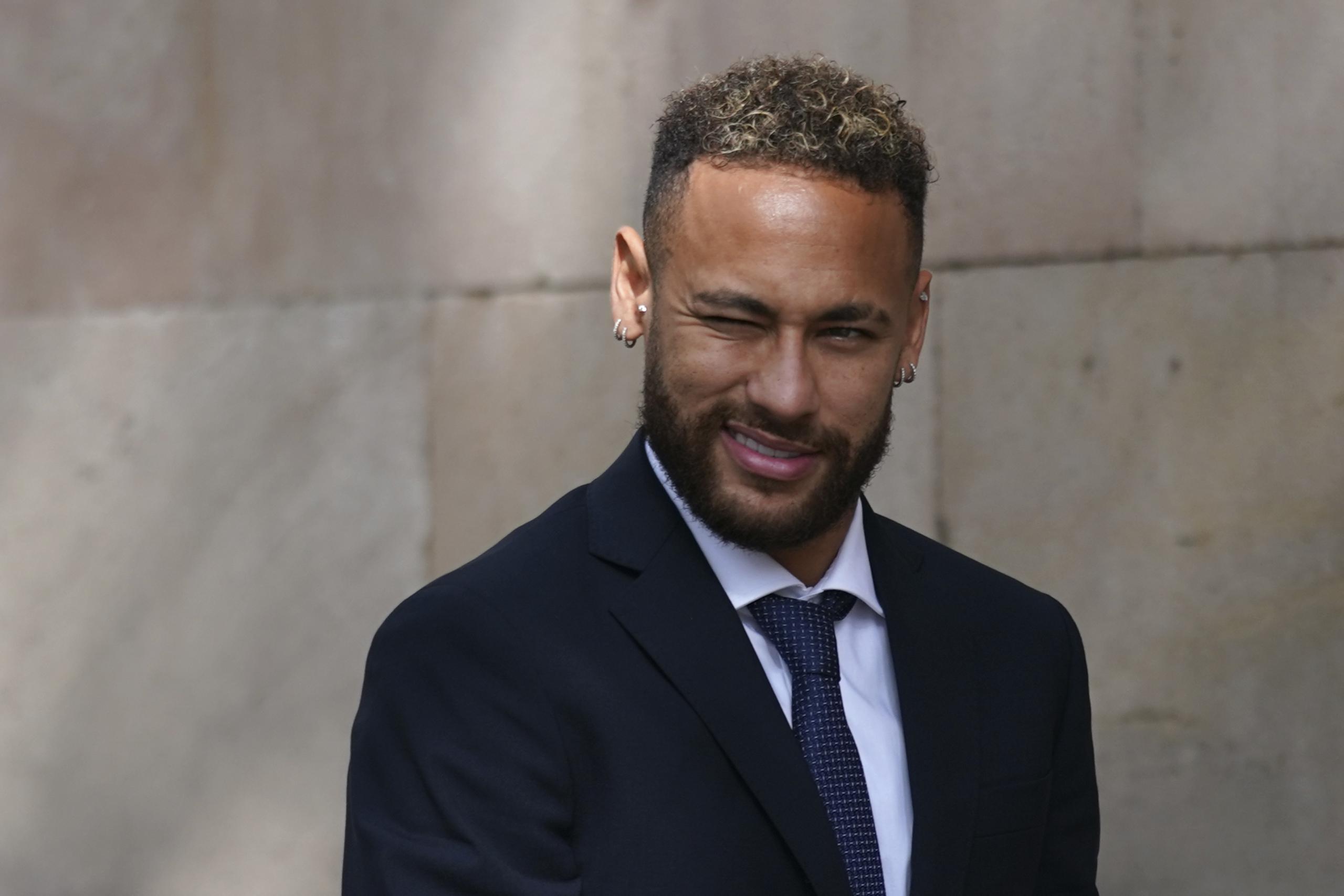 Neymar, ex jugador del Barcelona y actualmente del Paris Saint-Germain, al retirarse de un juzgado en Barcelona, el martes 18 de octubre de 2022. (AP Foto/Joan Mateu Parra)