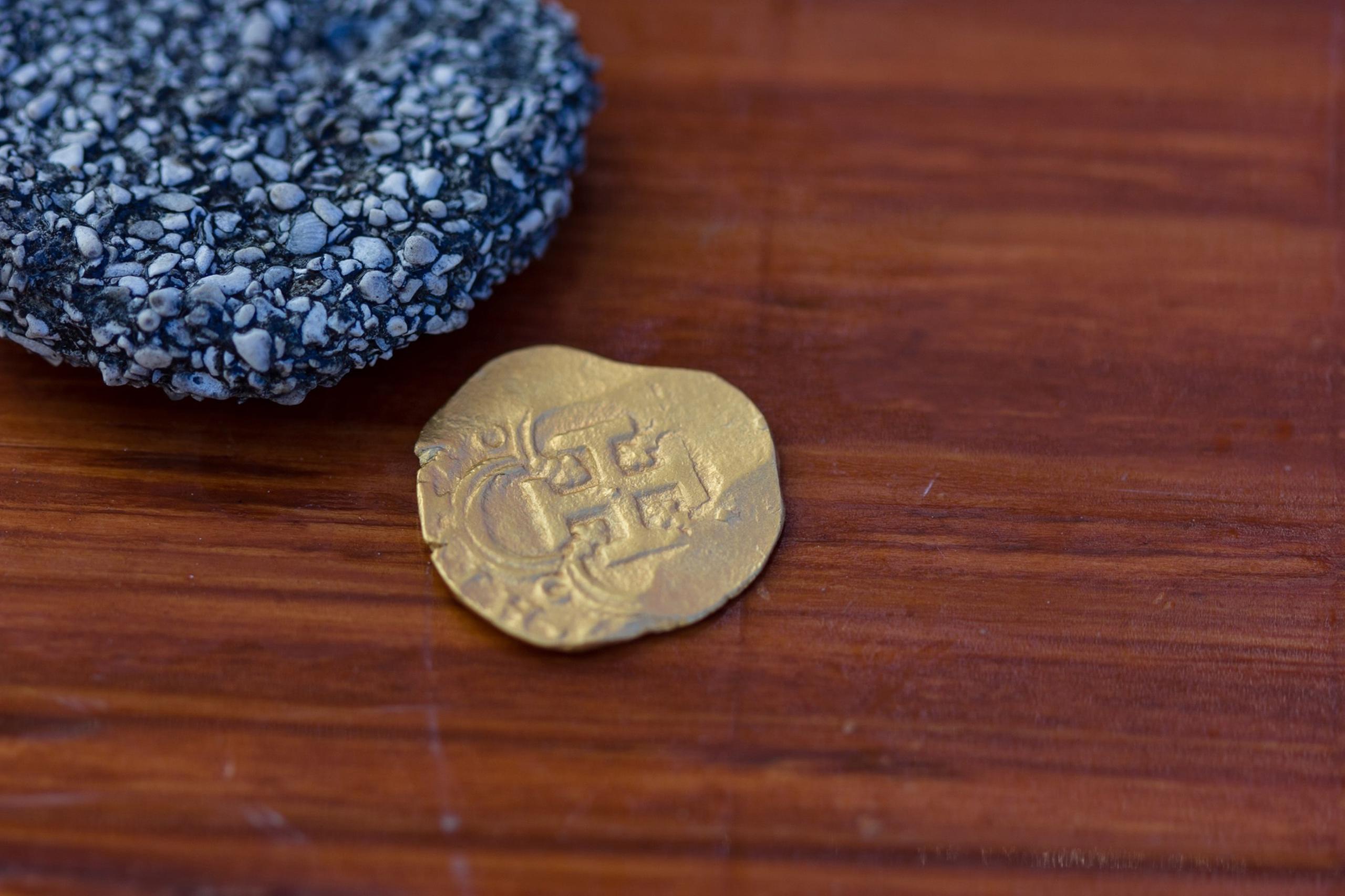 La moneda de oro del cargamento del galeón Nuestra Señora de Atocha hallada a solo 76 centímetros de profundidad en Key West, Florida.