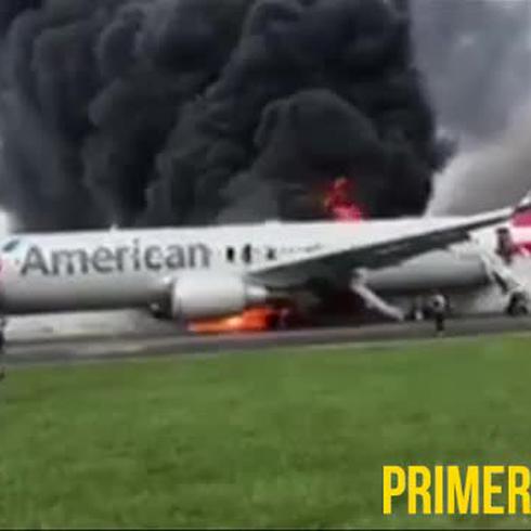 Pasajeros corren despavoridos tras fuego en avión
