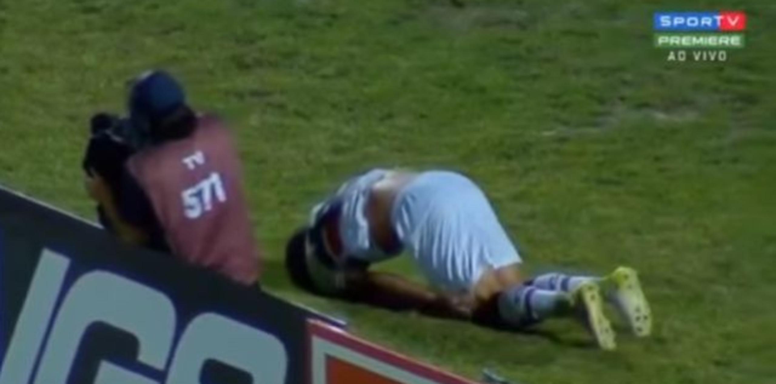 El jugador no calculó de manera adecuada y se golpeó de manera tan violenta la pierna, que dio una vuelta en el aire. (Foto: captura de YouTube)