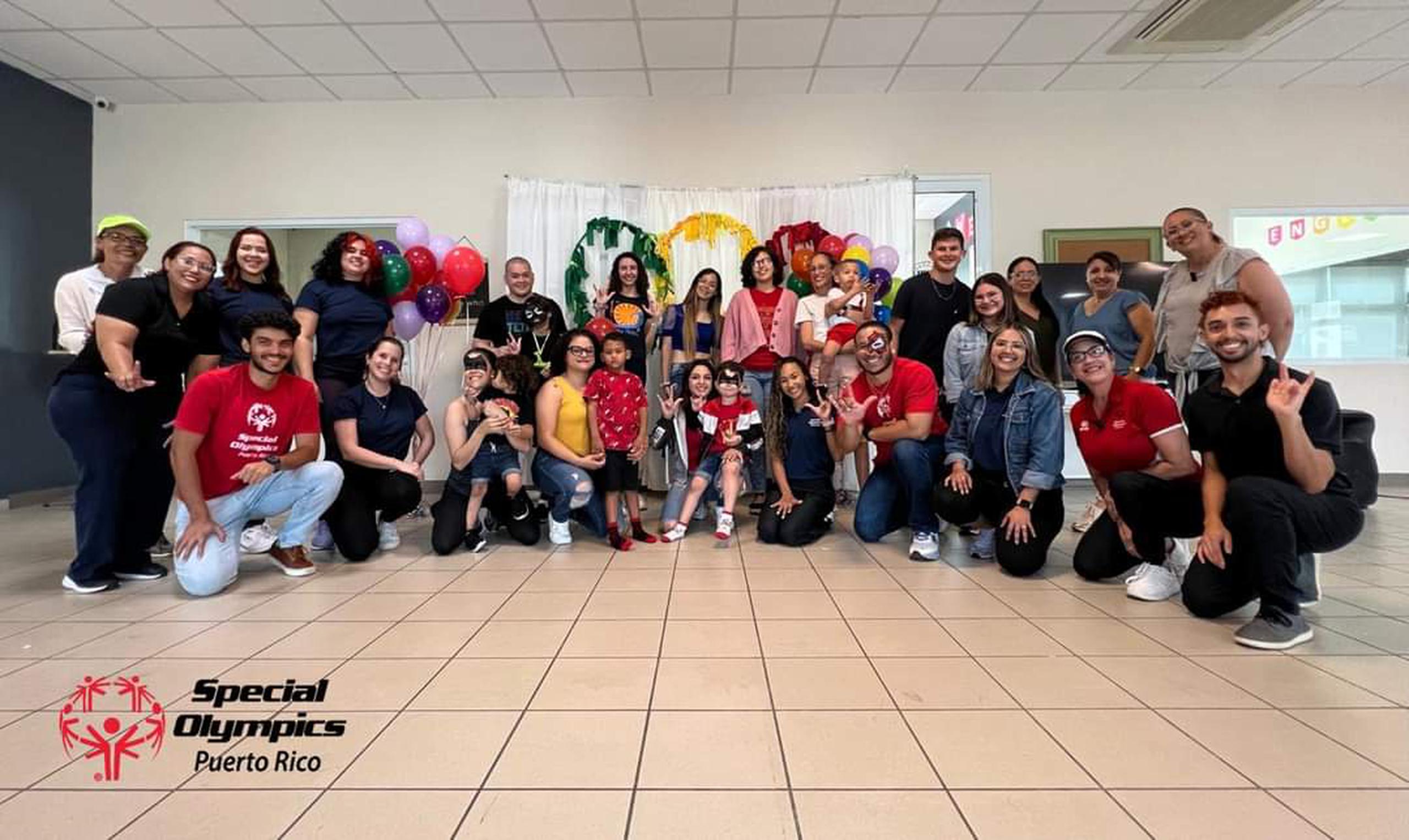 Este sábado Johneil participó de un evento que reunió a niñas y niños sordos o con problemas auditivos, auspiciado por Special Olympics Puerto Rico y Boys and Girls Club de Puerto Rico, así como el Departamento de Salud y el Municipio de Isabela. 
