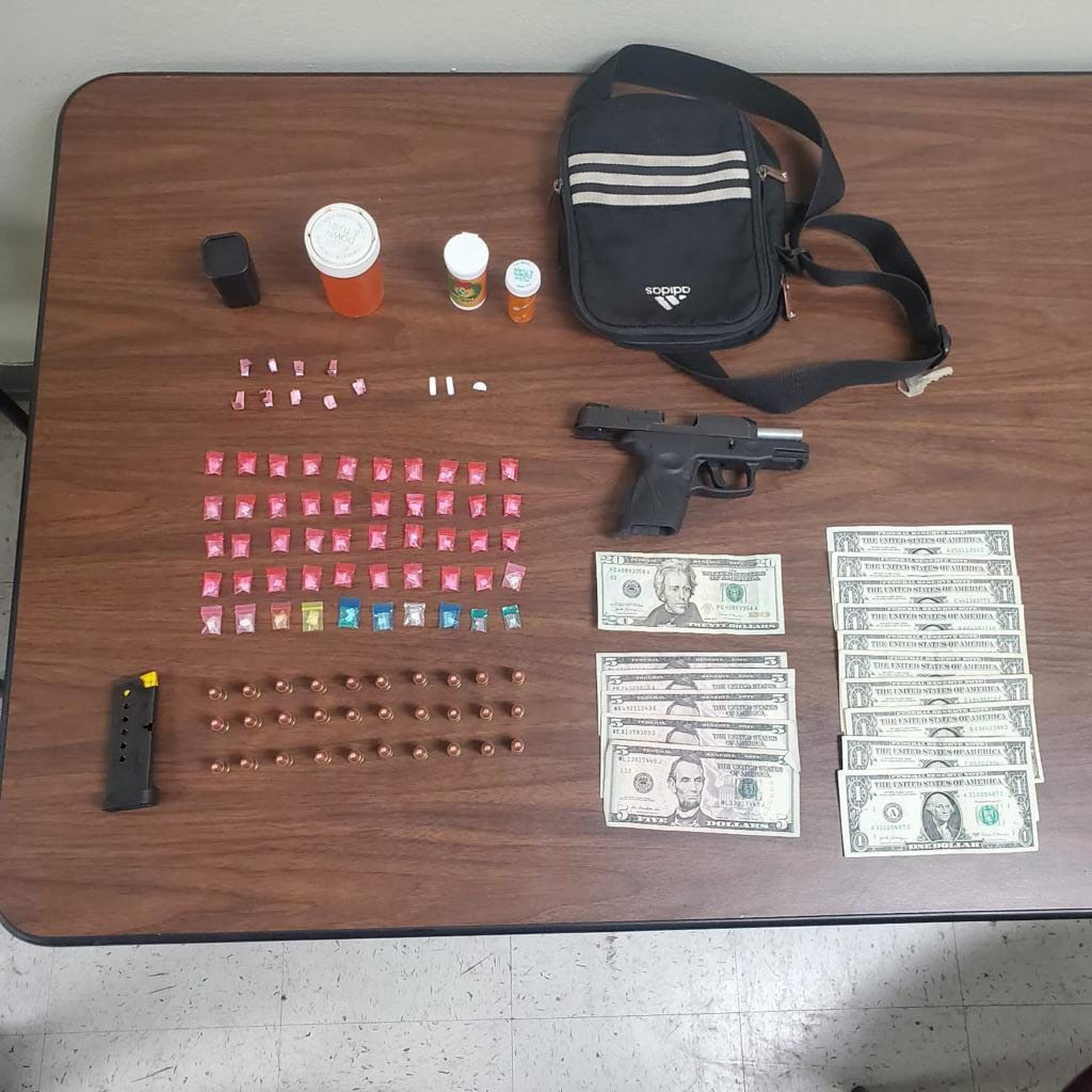 Los agentes le ocuparon a un individuo arrestado, una pistola Taurus de calibre 9 milímetros, un cargador con 30 municiones, 50 bolsitas con “crack”, 9 bolsitas con heroína, medicamentos controlados y $55 en efectivo.
