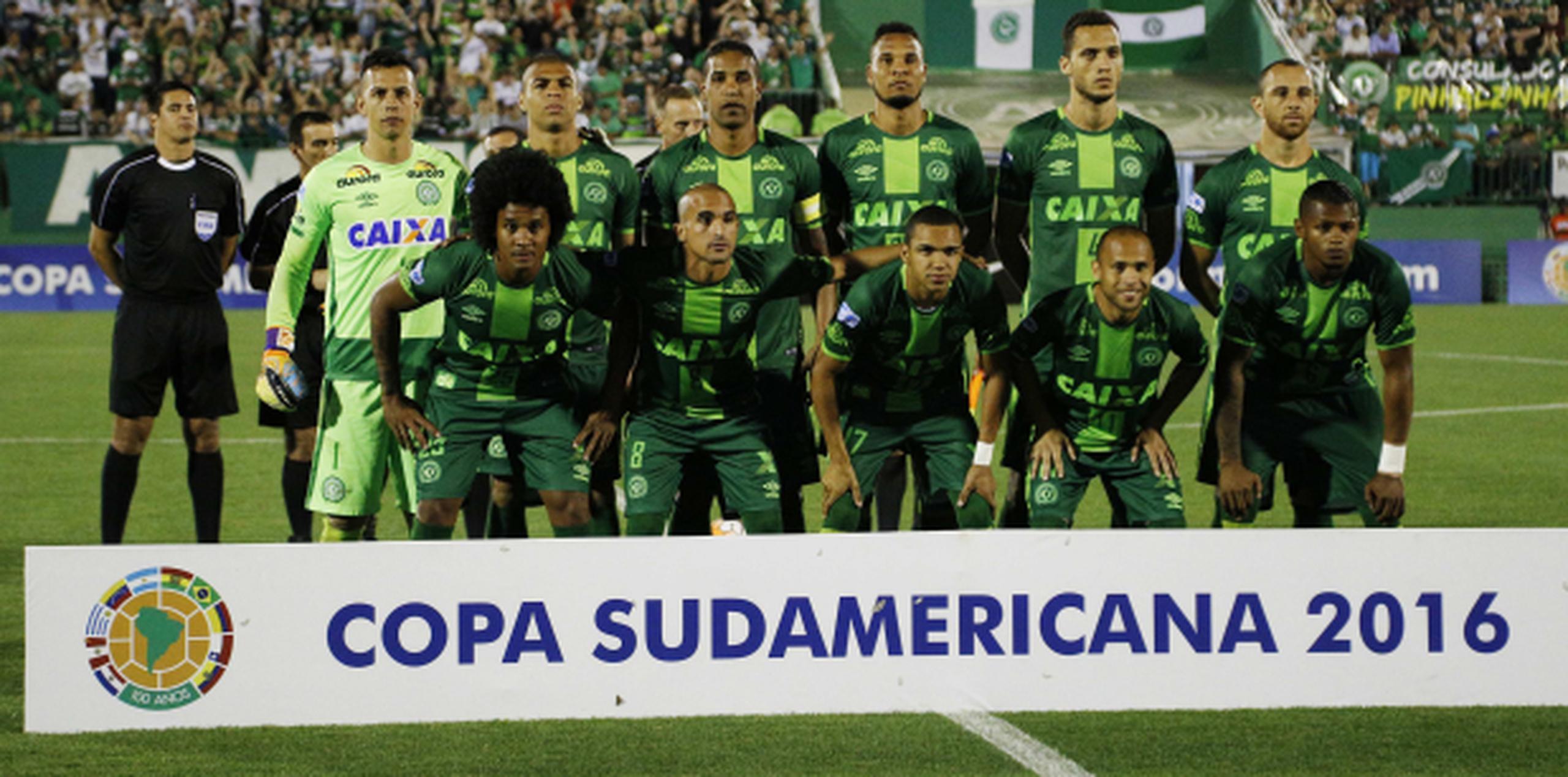 El Chapecoense perdió a 19 jugadores y casi la totalidad de su cuerpo técnico cuando el avión que los llevaba a Medellín a disputar la final de la Copa Sudamericana se estrelló. (EFE/ARCHIVO/Marcio Cunha)
