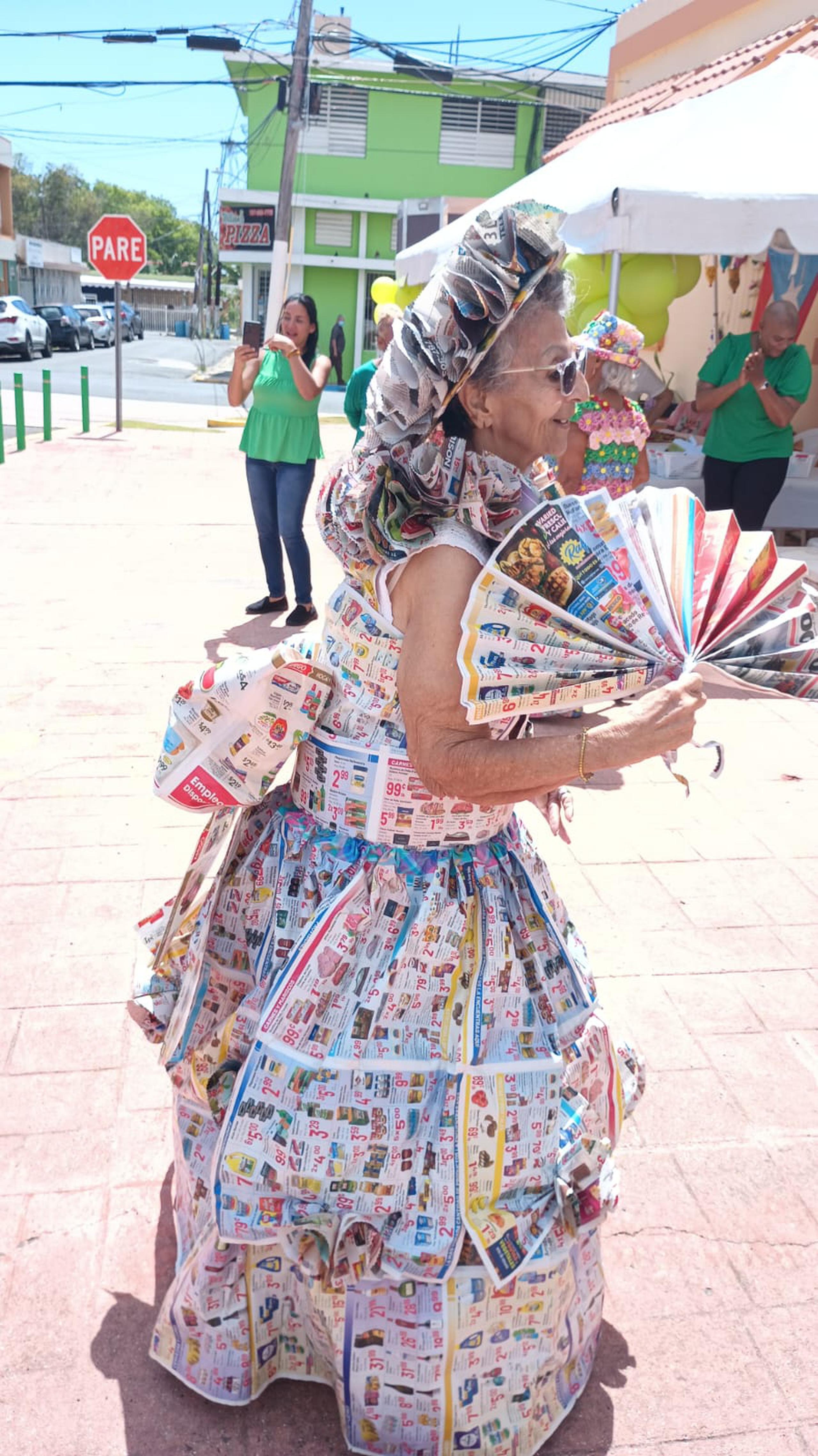 Las damas del centro que confeccionaron vestidos los hicieron a su talla y tuvieron la oportunidad de desfilar sus creaciones en la Plaza Pública del pueblo.