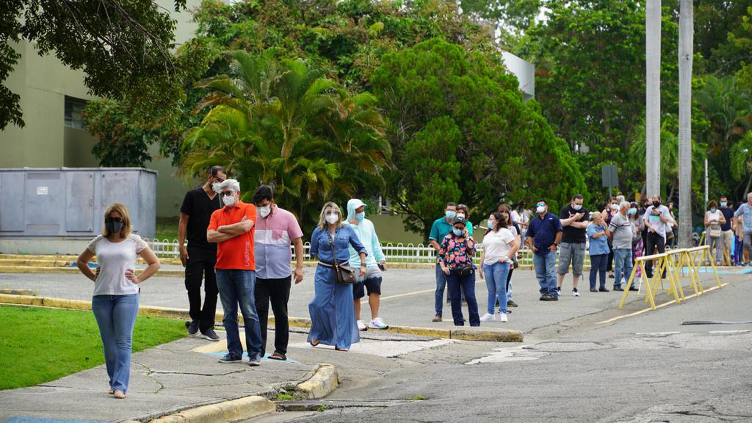 Miles de puertorriqueños han acudido a los centros de votación  para ejercer su derecho.