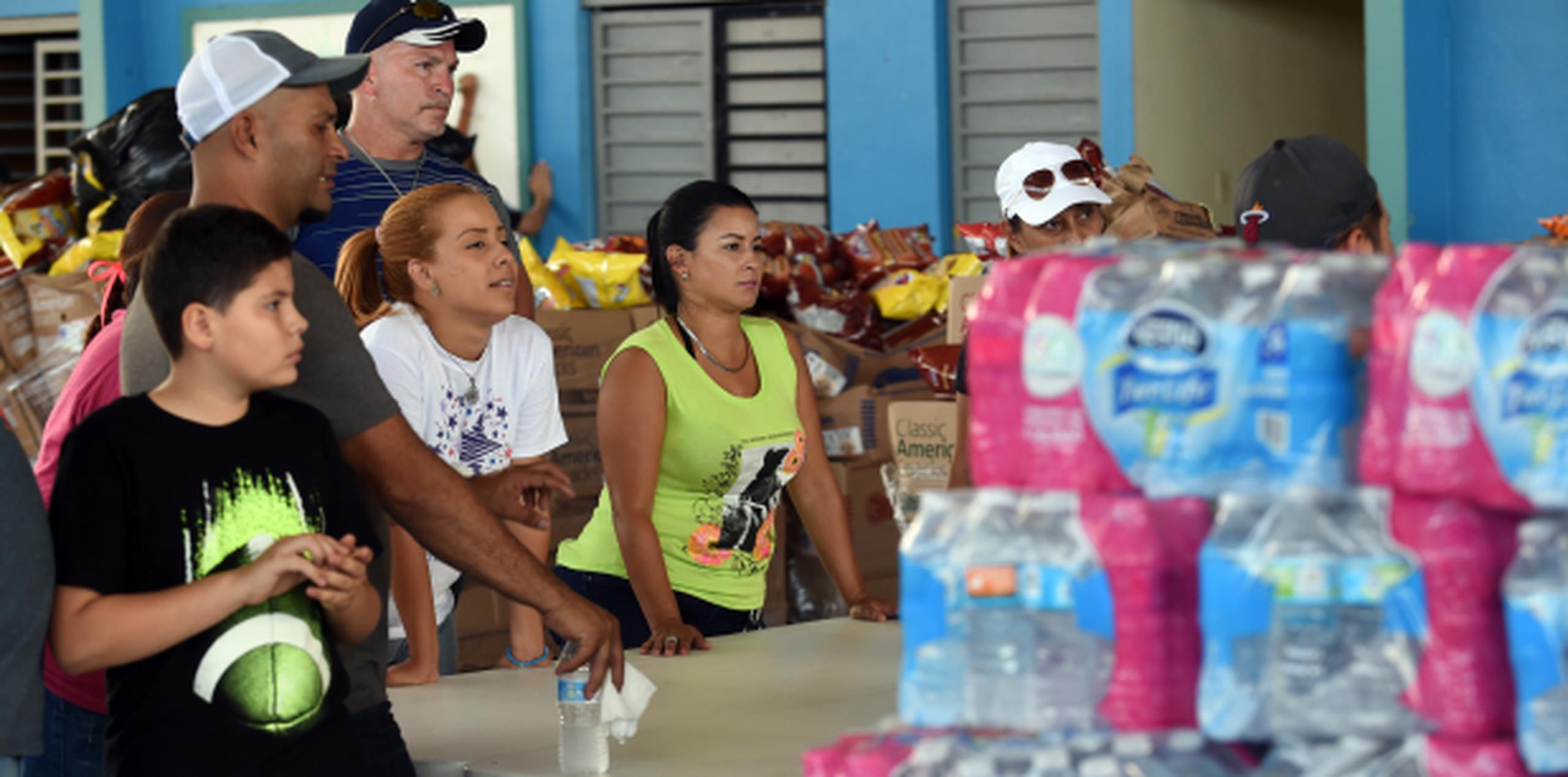Es la que dan muchas personas, como estos adultos y jóvenes en el Banco de Alimentos establecido en Manatí, para los damnificados por el huracán María. (andre.kang@gfrmedia.com)