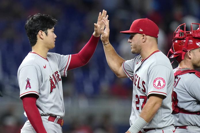 Shohei Ohtani, a la izquierda, y Mike Trout, a la derecha, iniciarán el Juego de Estrellas de MLB en representación de los Angels de Los Angeles.
