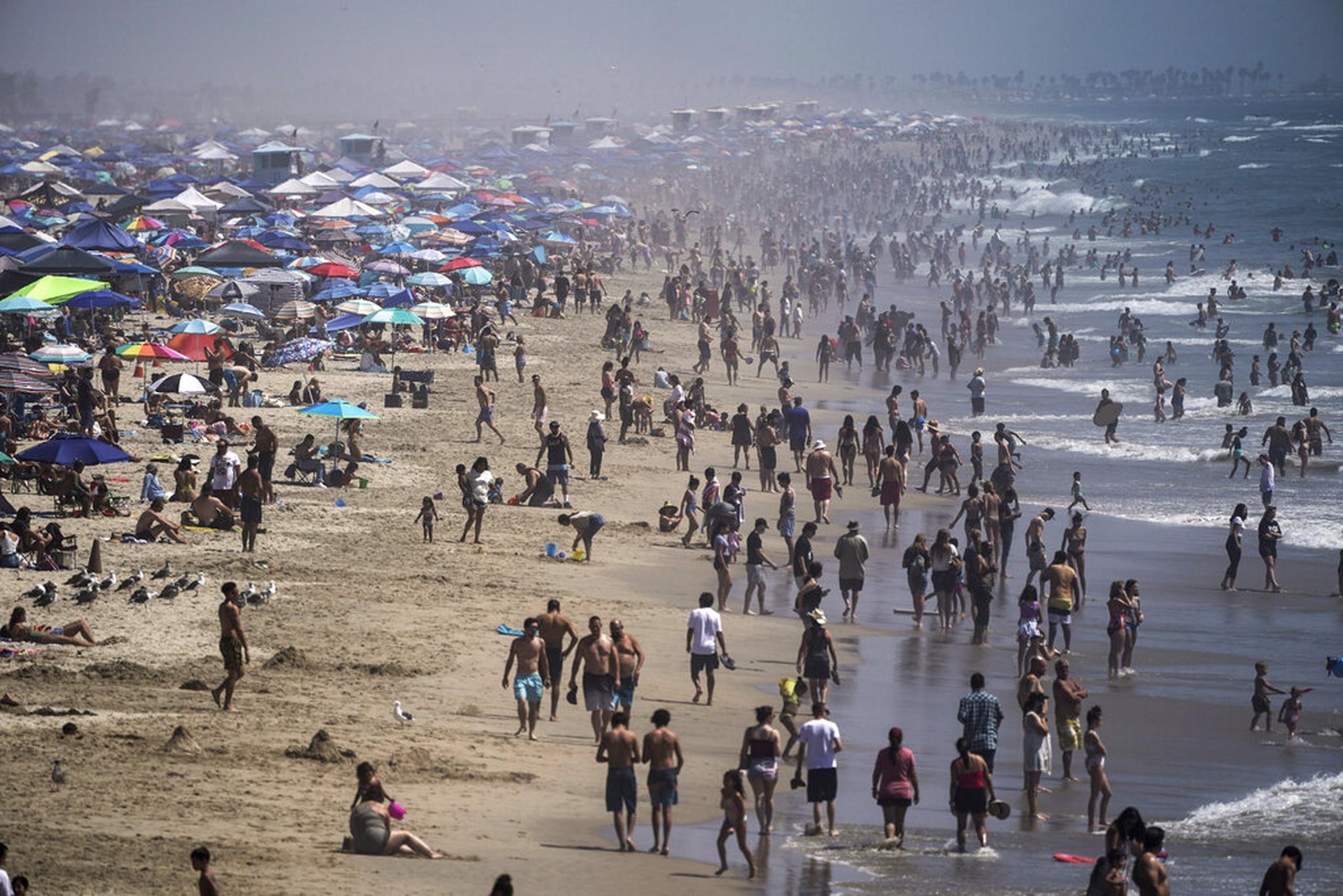 Una multitud colma la playa de Huntington Beach durante una ola de calor que afectó al estado de California el pasado 5 de septiembre.