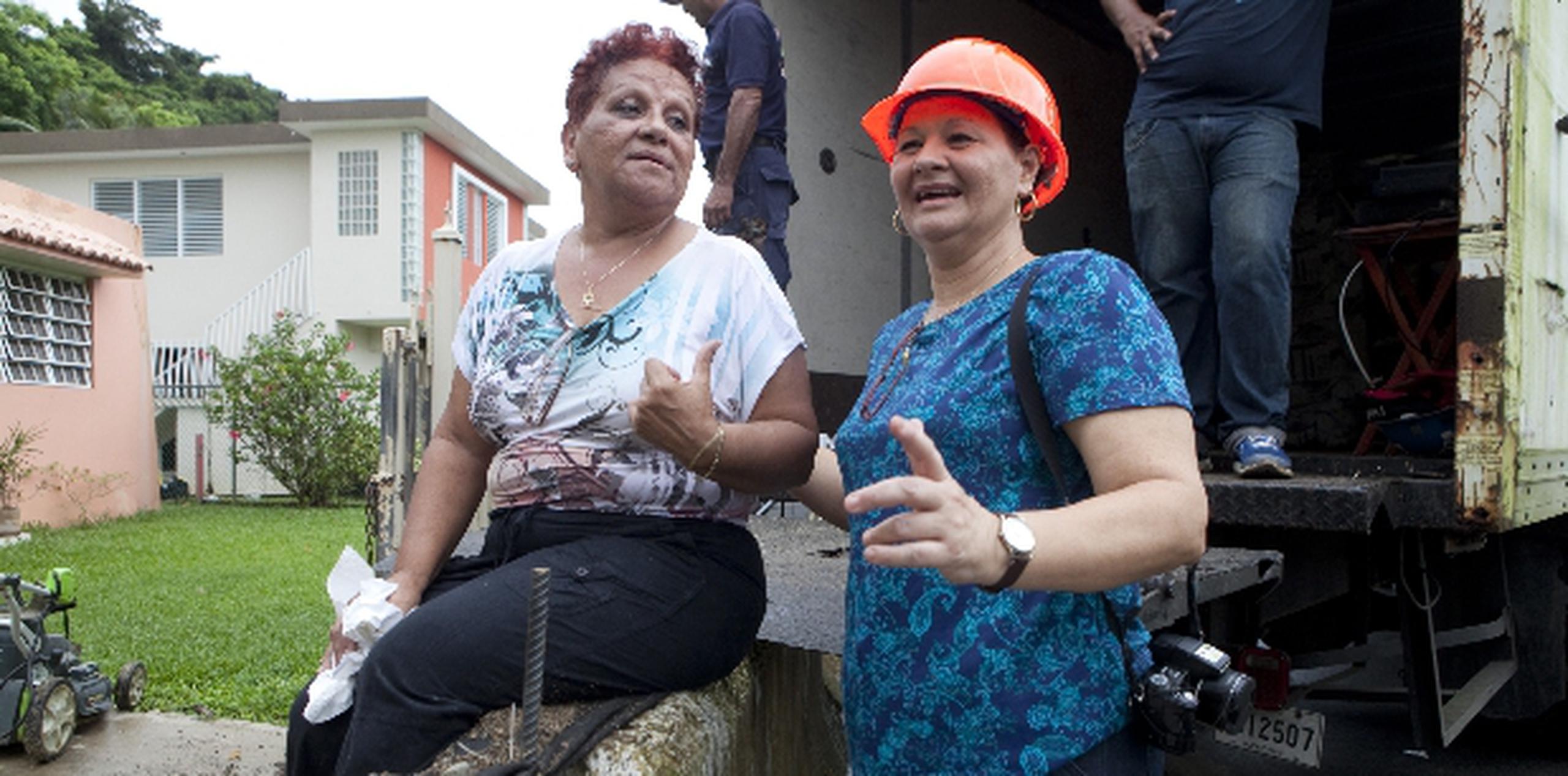 Tati (a la izquierda) comparte animadamente con su vecina, Carmen Nellie Lemus, quien en un vídeo la llama desesperada para saber cómo se encuentra. (GFR Media / Alberto Bartolomei )