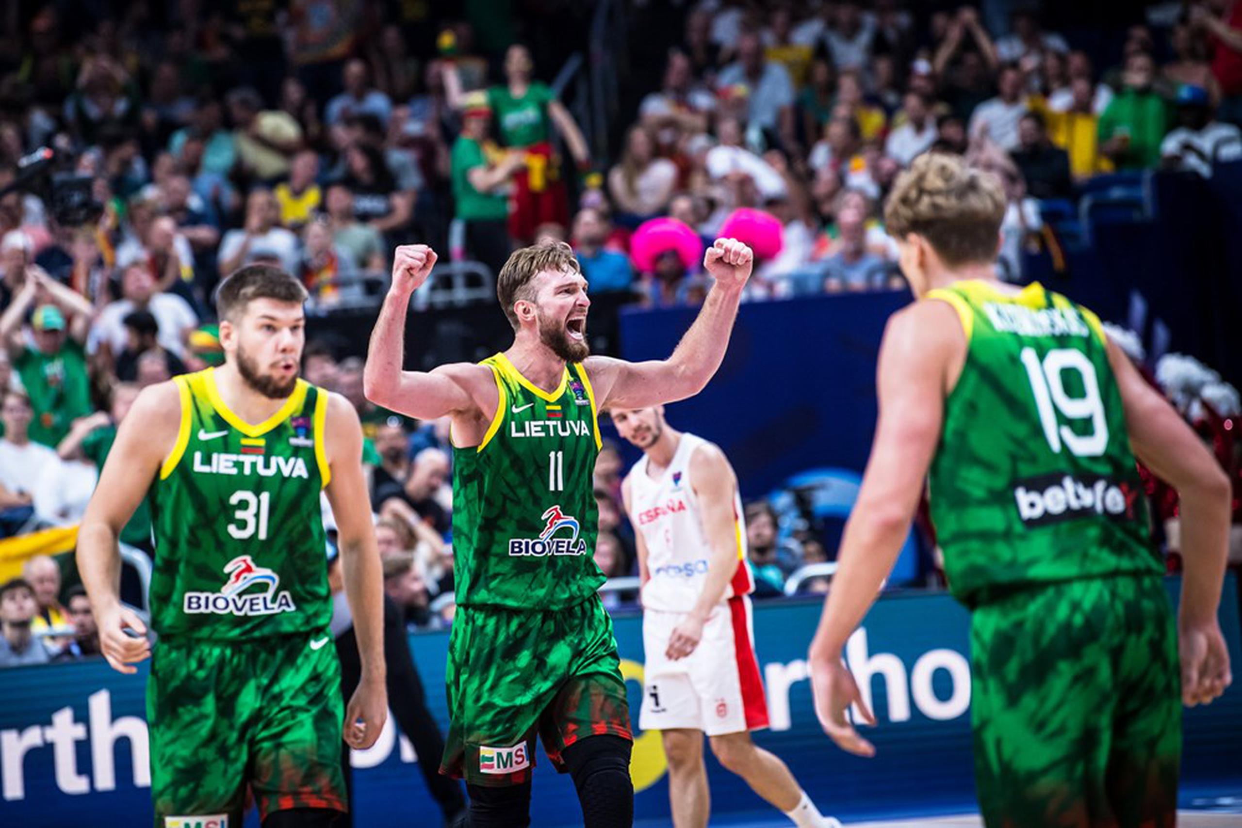 El lituano Domantas Sabonis, al centro, es un jugador que registra promedios en doble dígito en la NBA.